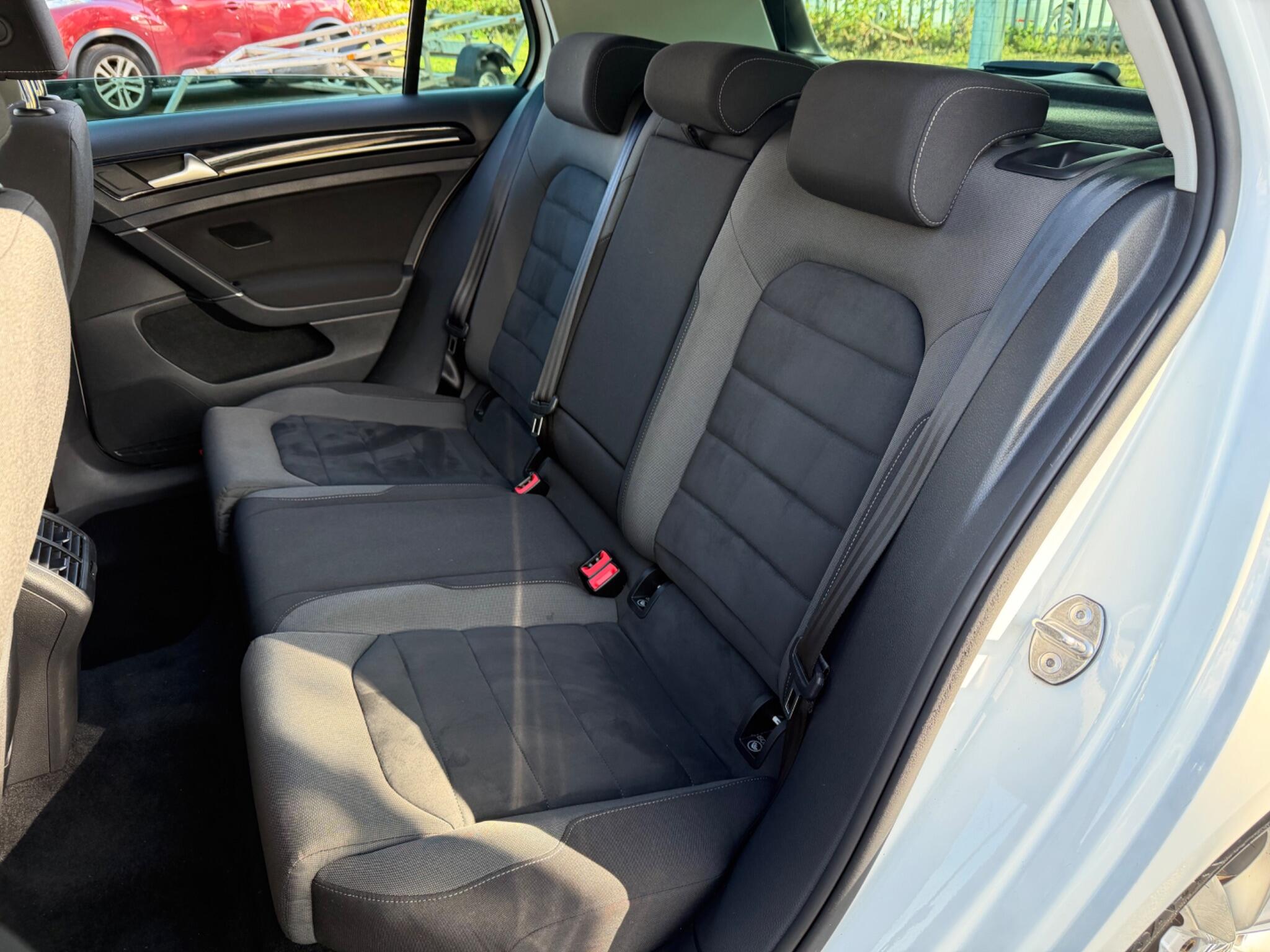 Volkswagen Golf - Image 18