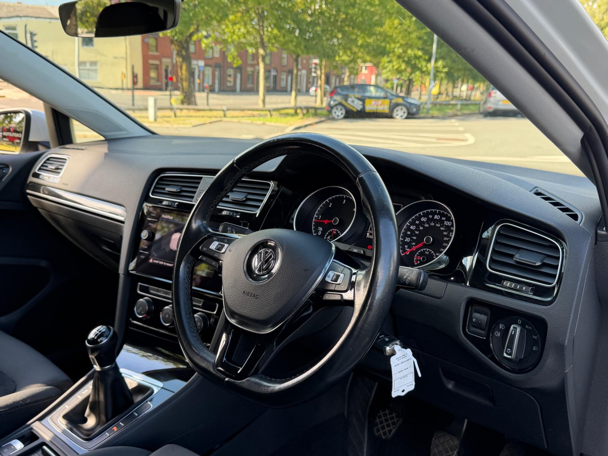 Volkswagen Golf - Image 21