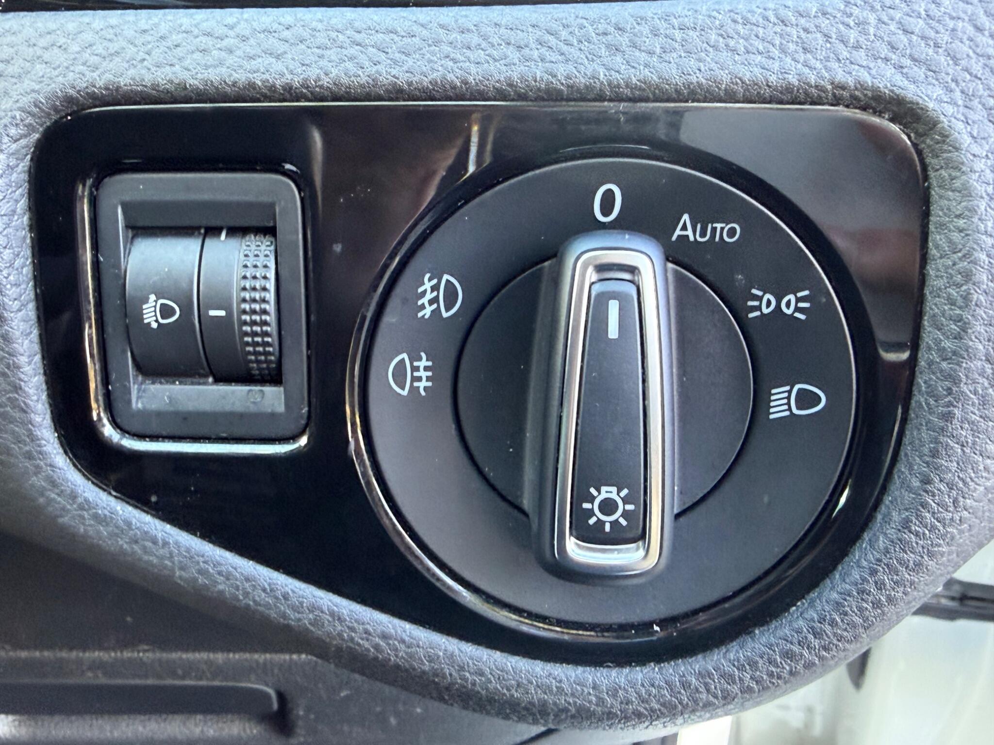 Volkswagen Golf - Image 27
