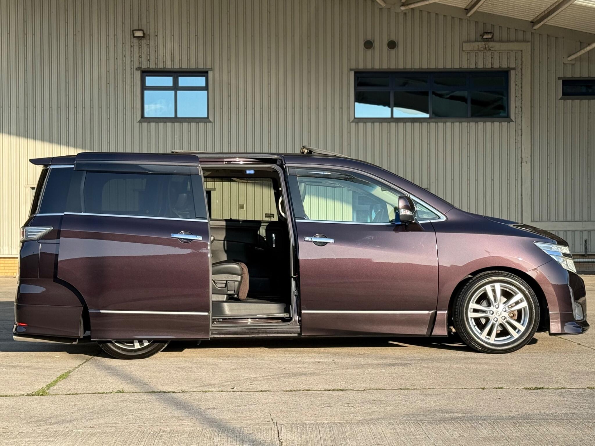 Nissan Elgrand - Image 10