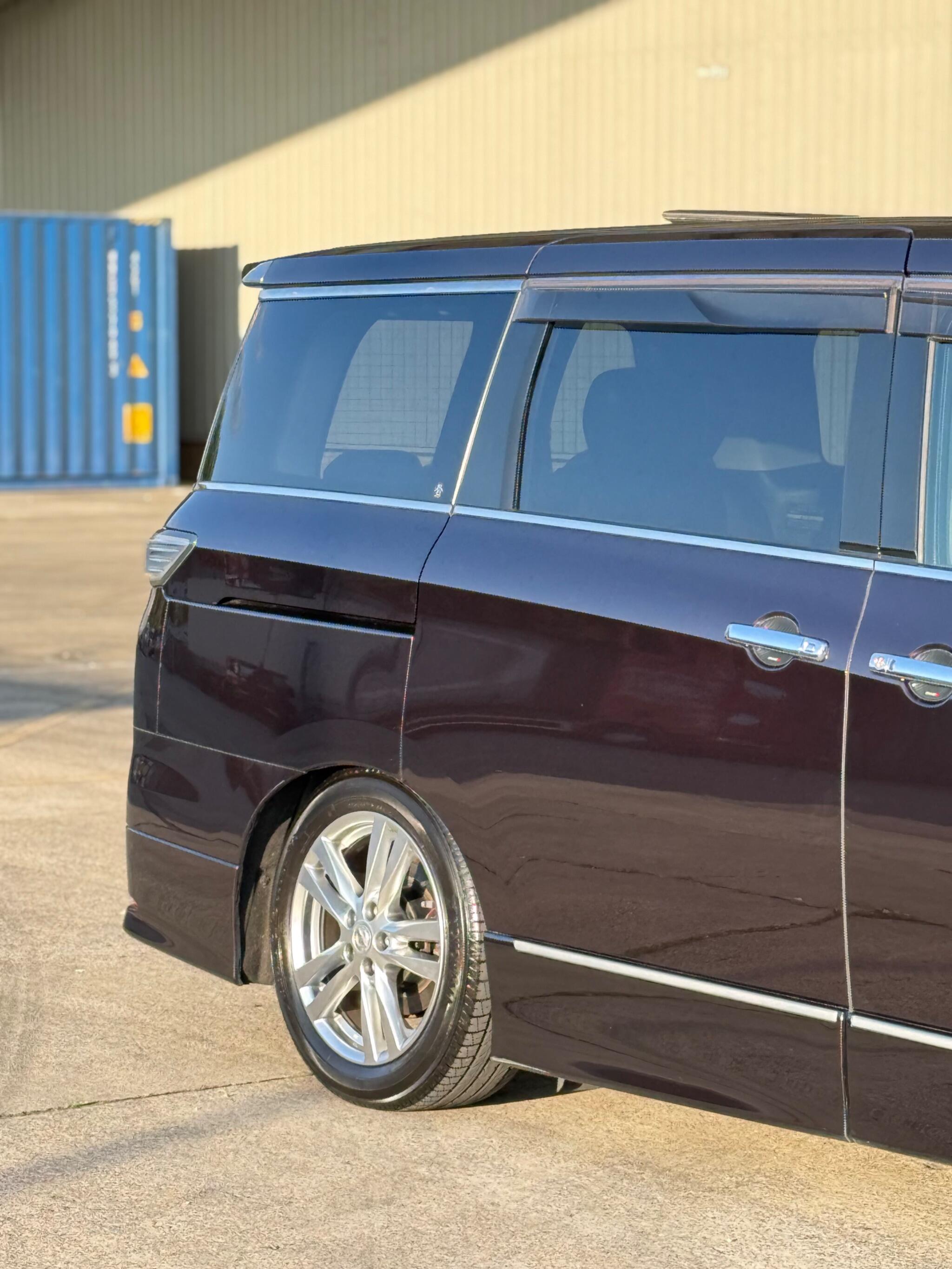 Nissan Elgrand - Image 13