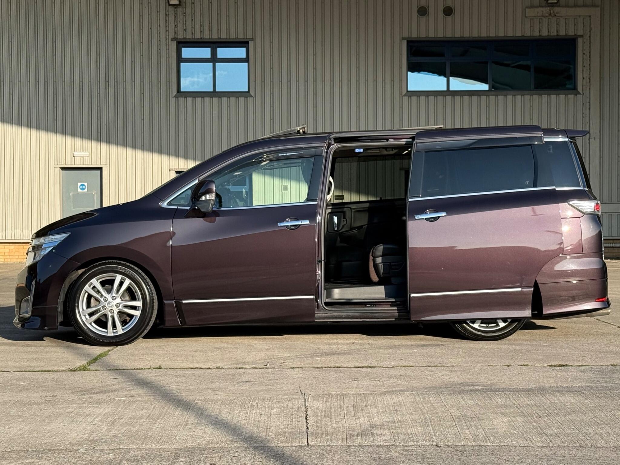 Nissan Elgrand - Image 18