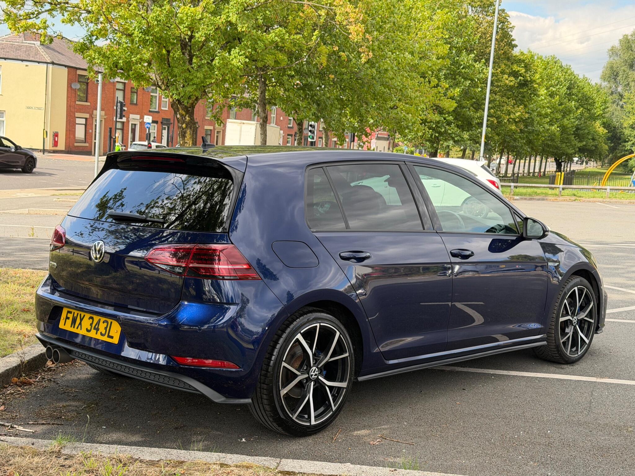 Volkswagen Golf - Image 9