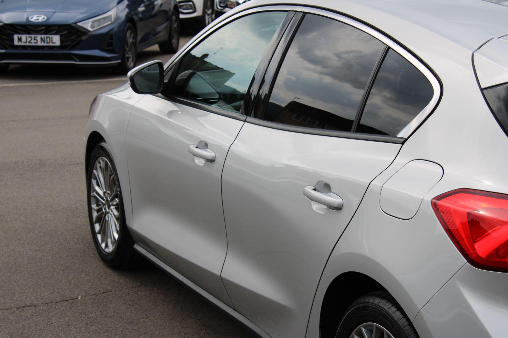 Ford Focus - Image 15