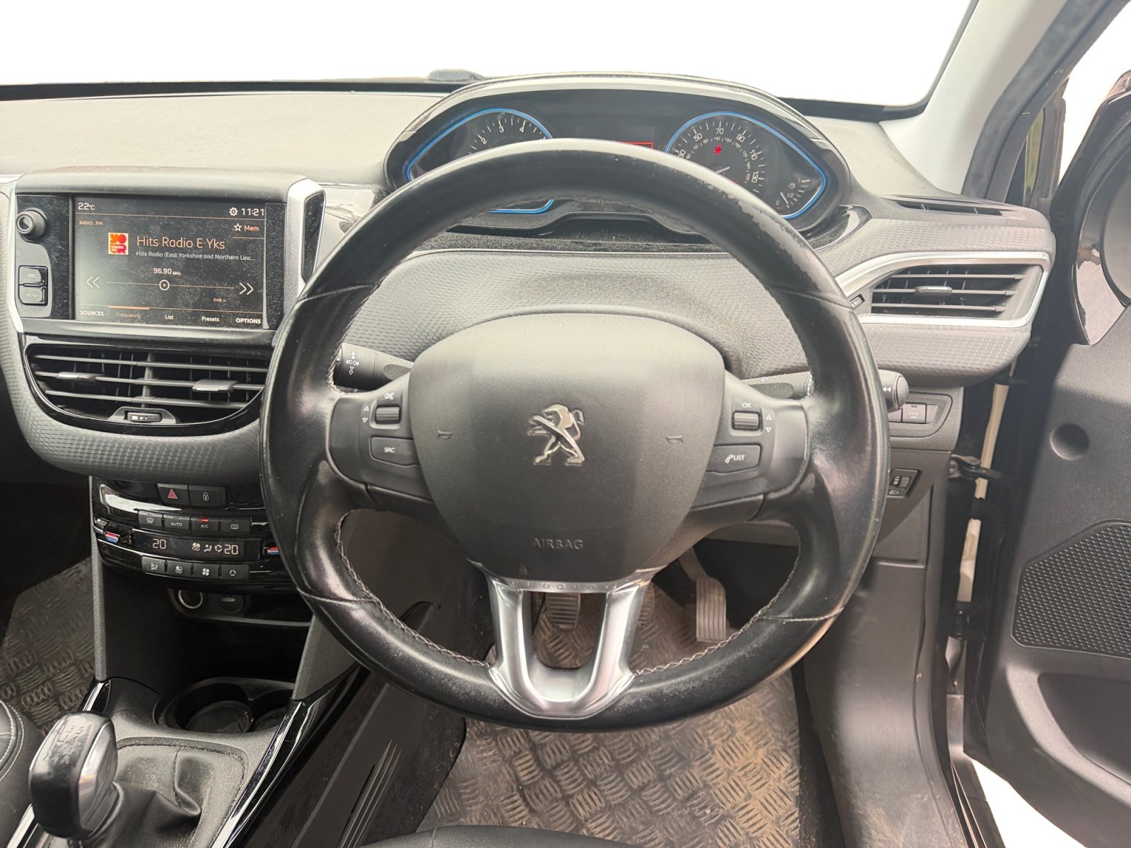 Peugeot 2008 - Image 11