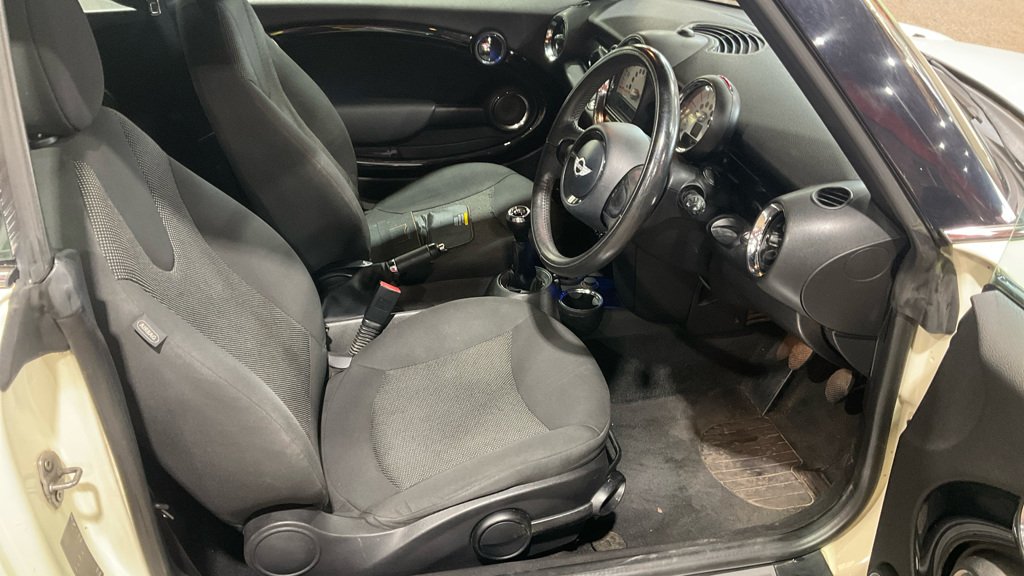 MINI Convertible - Image 11