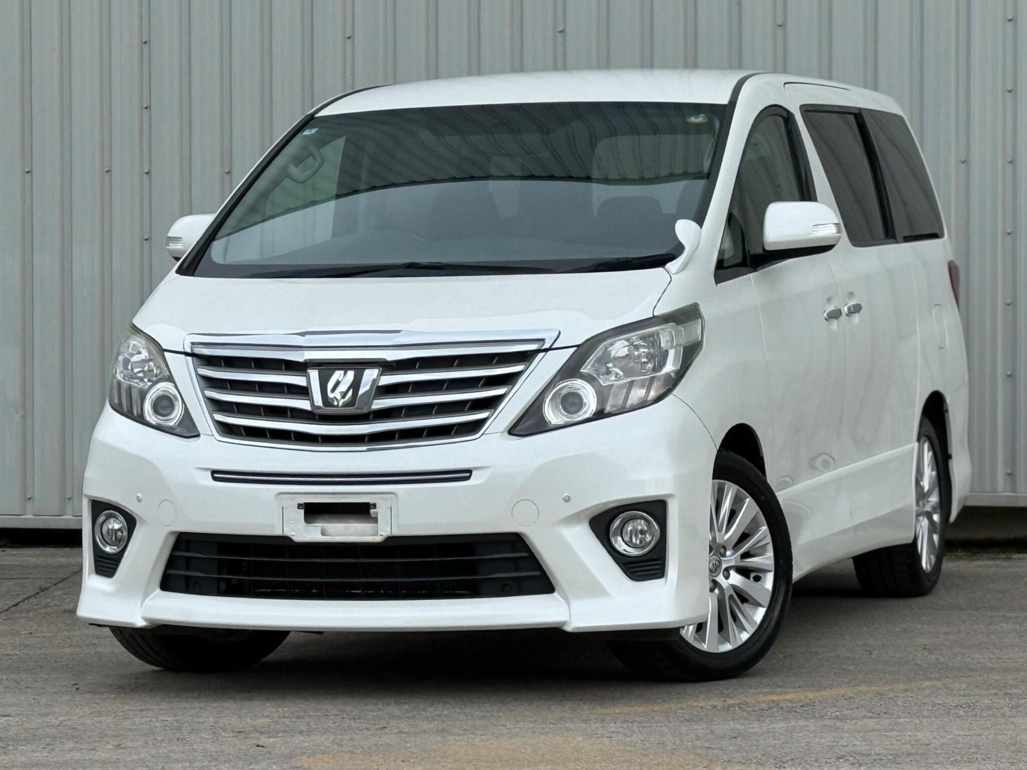 Toyota Alphard - Image 4