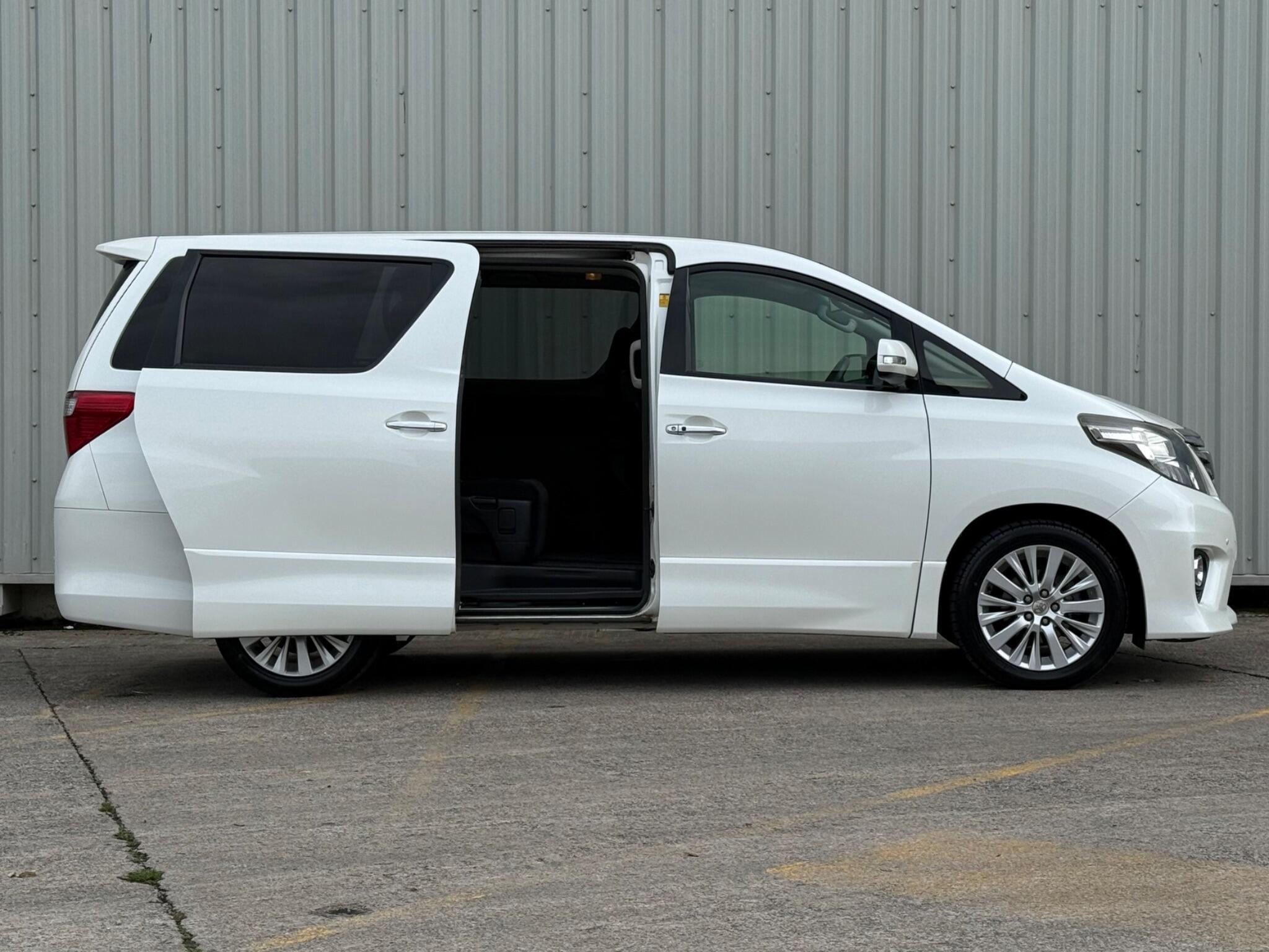 Toyota Alphard - Image 11
