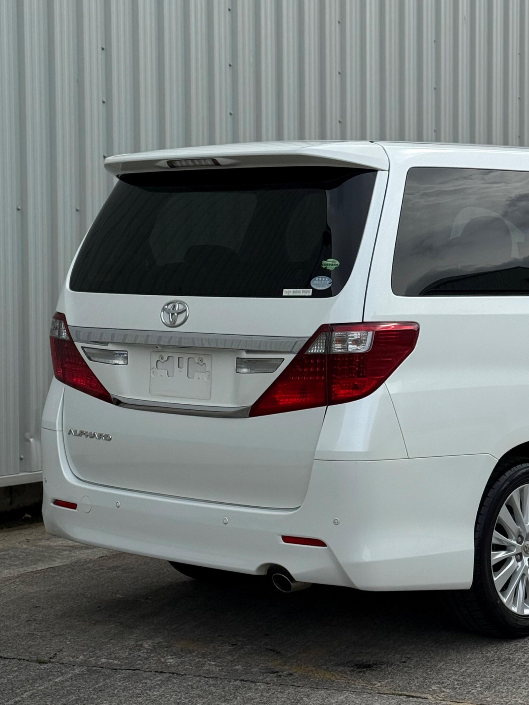 Toyota Alphard - Image 13