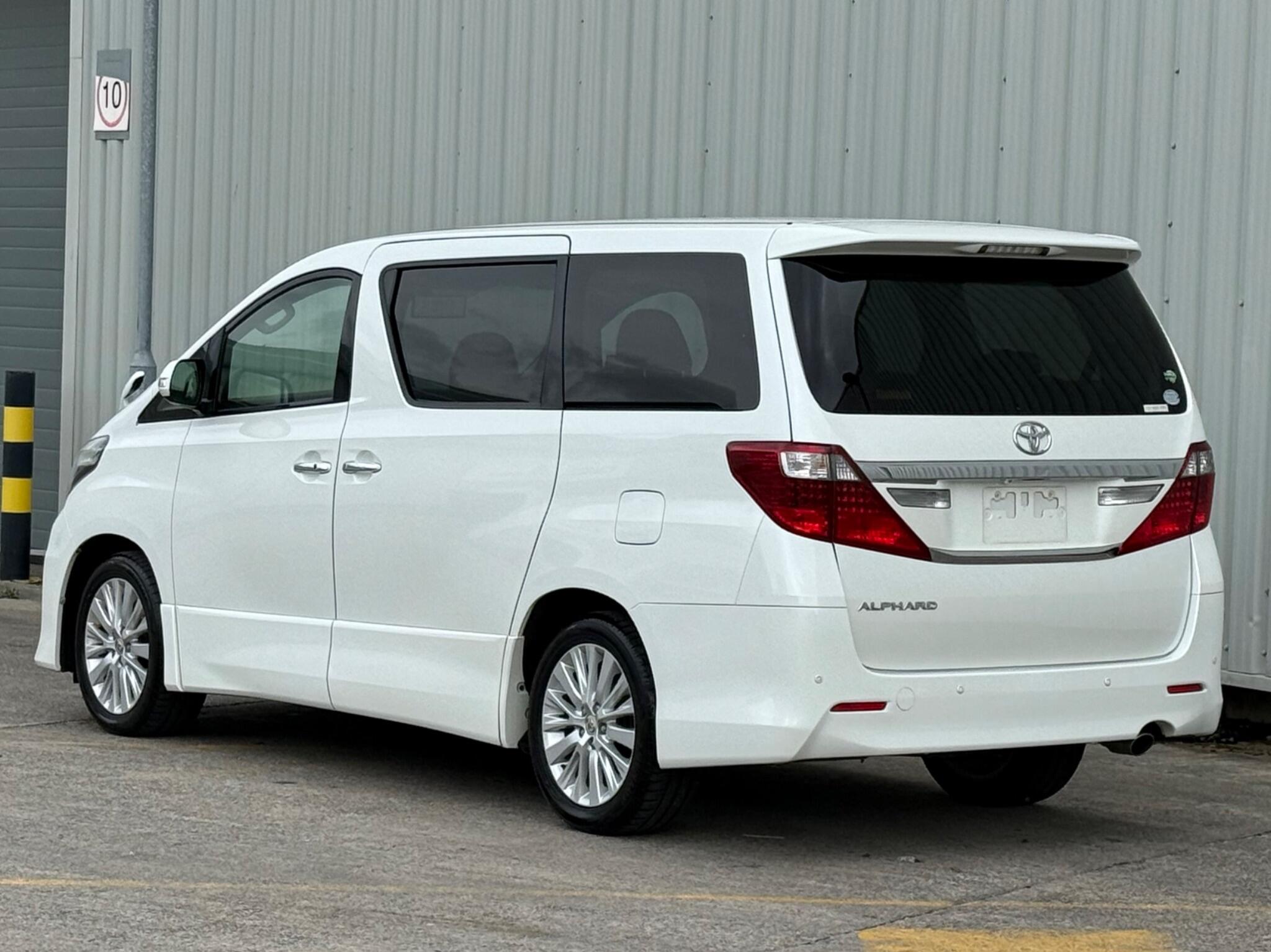 Toyota Alphard - Image 18