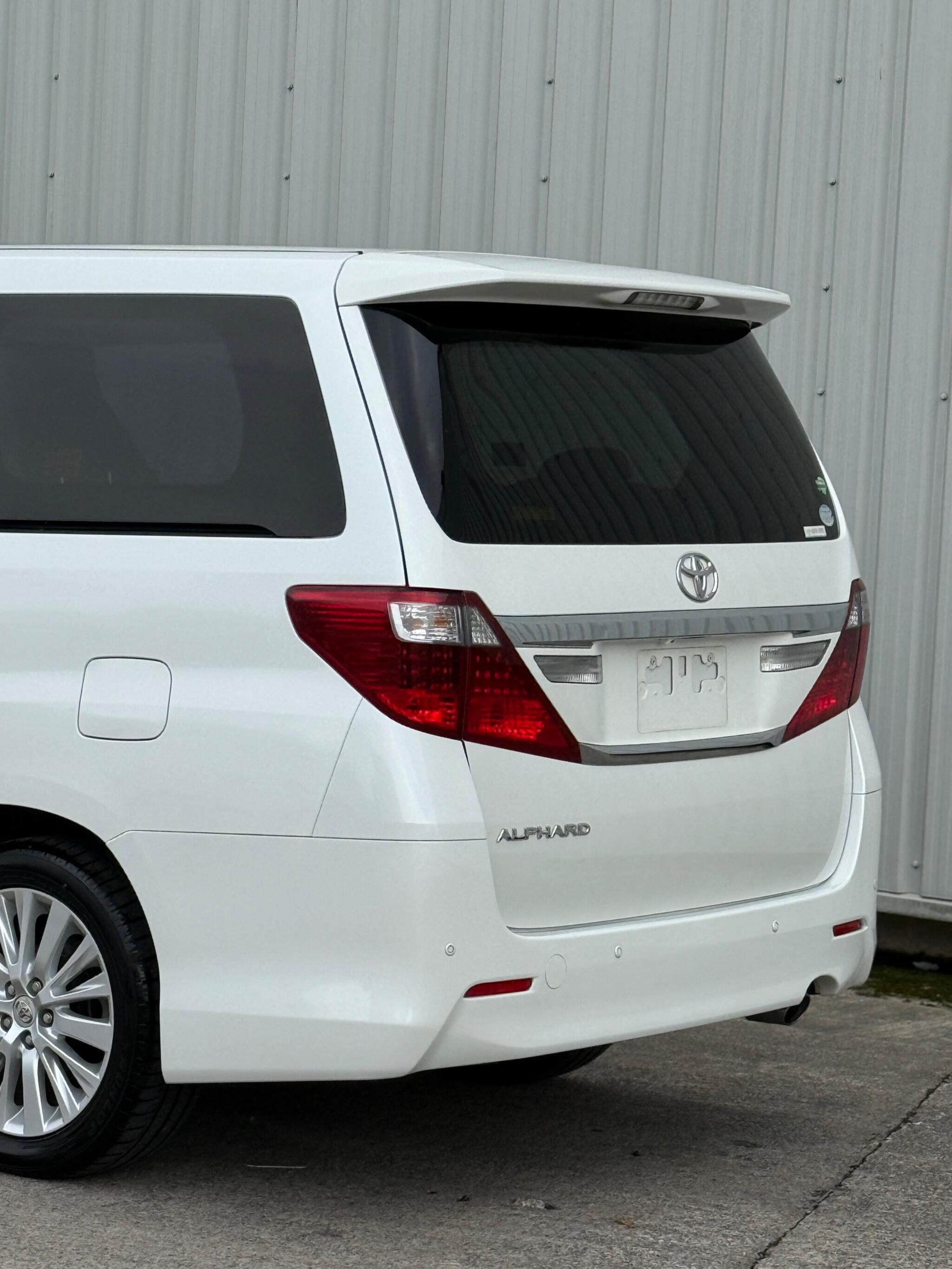 Toyota Alphard - Image 19