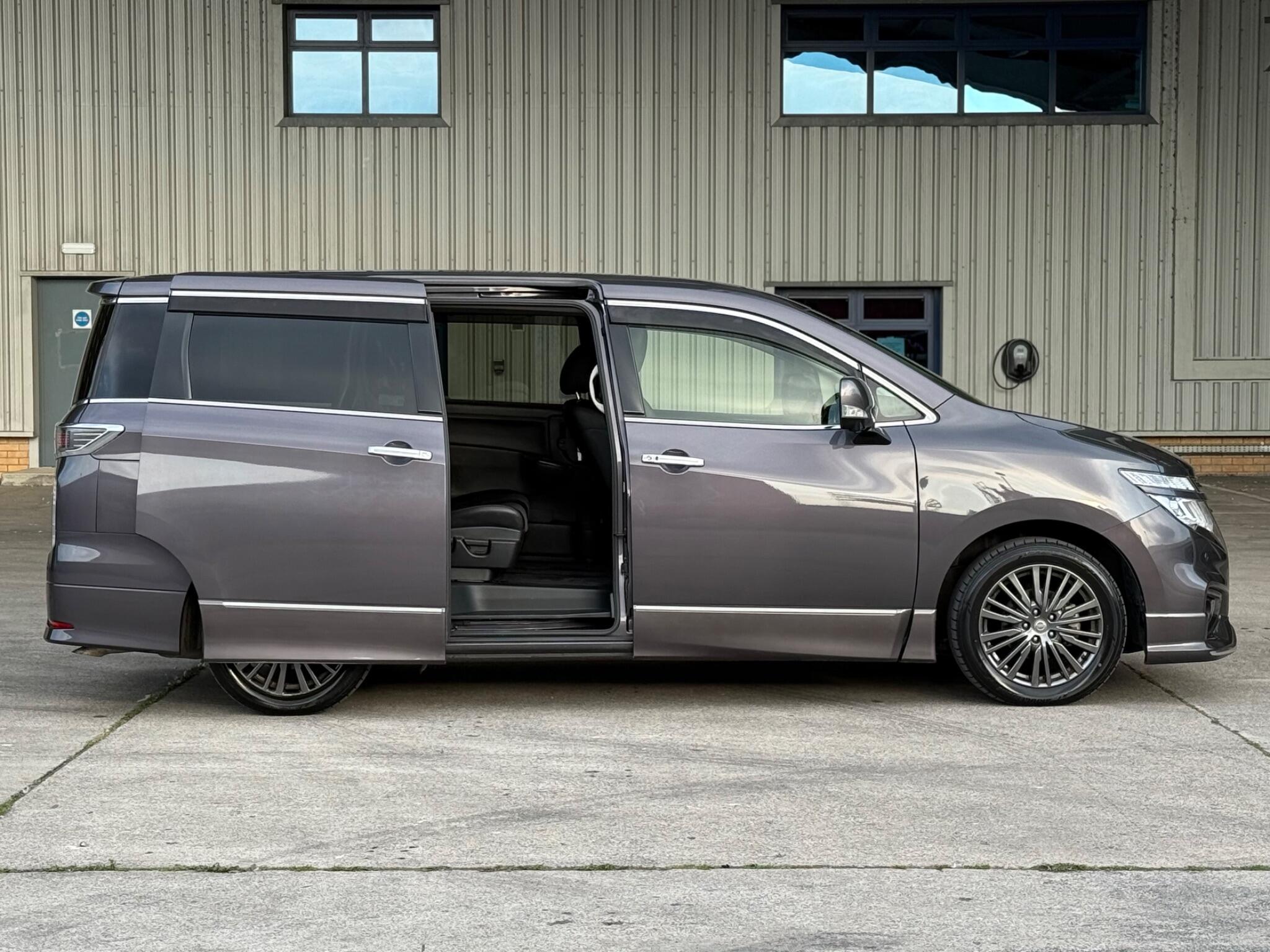 Nissan Elgrand - Image 10
