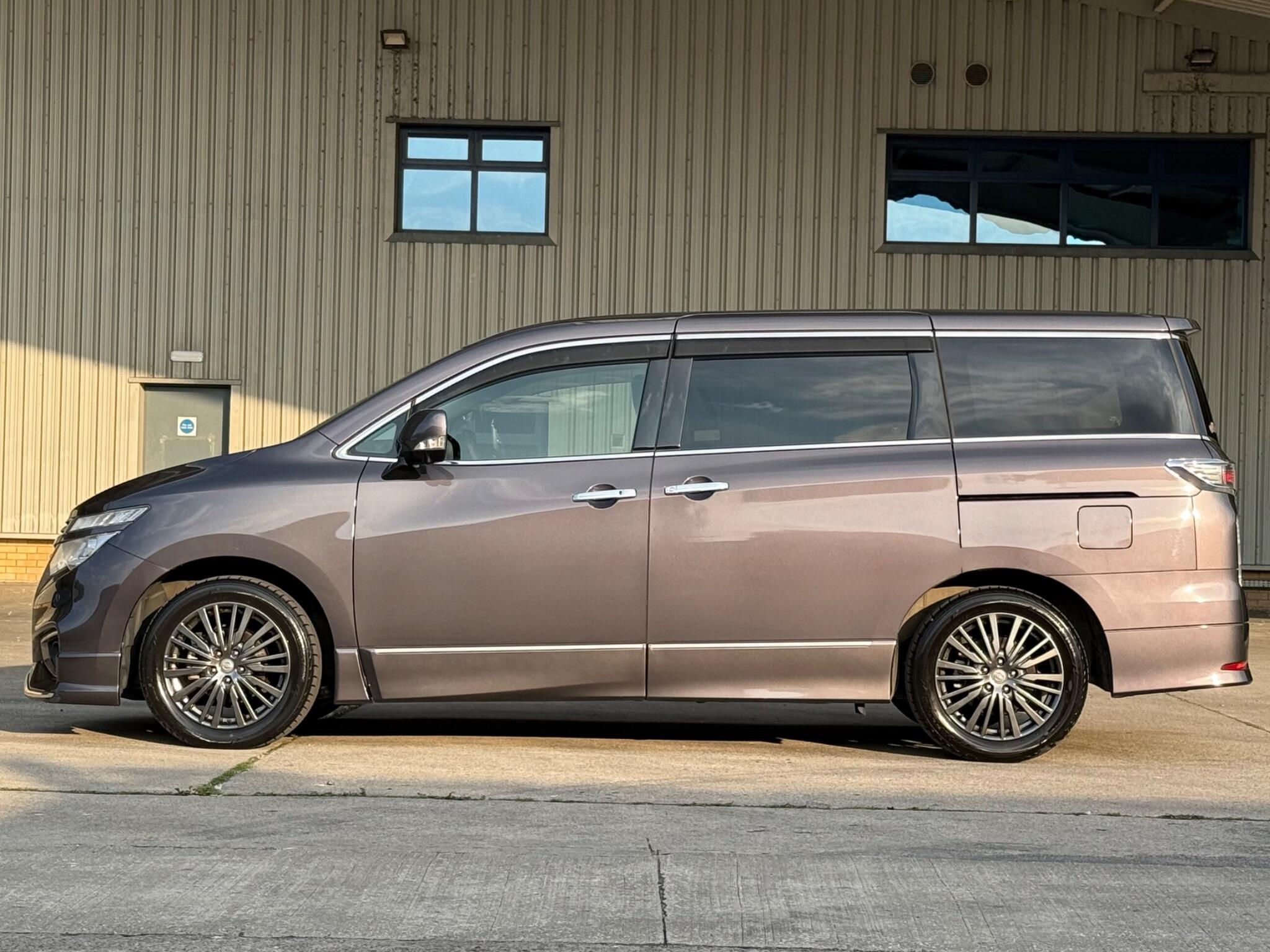 Nissan Elgrand - Image 14