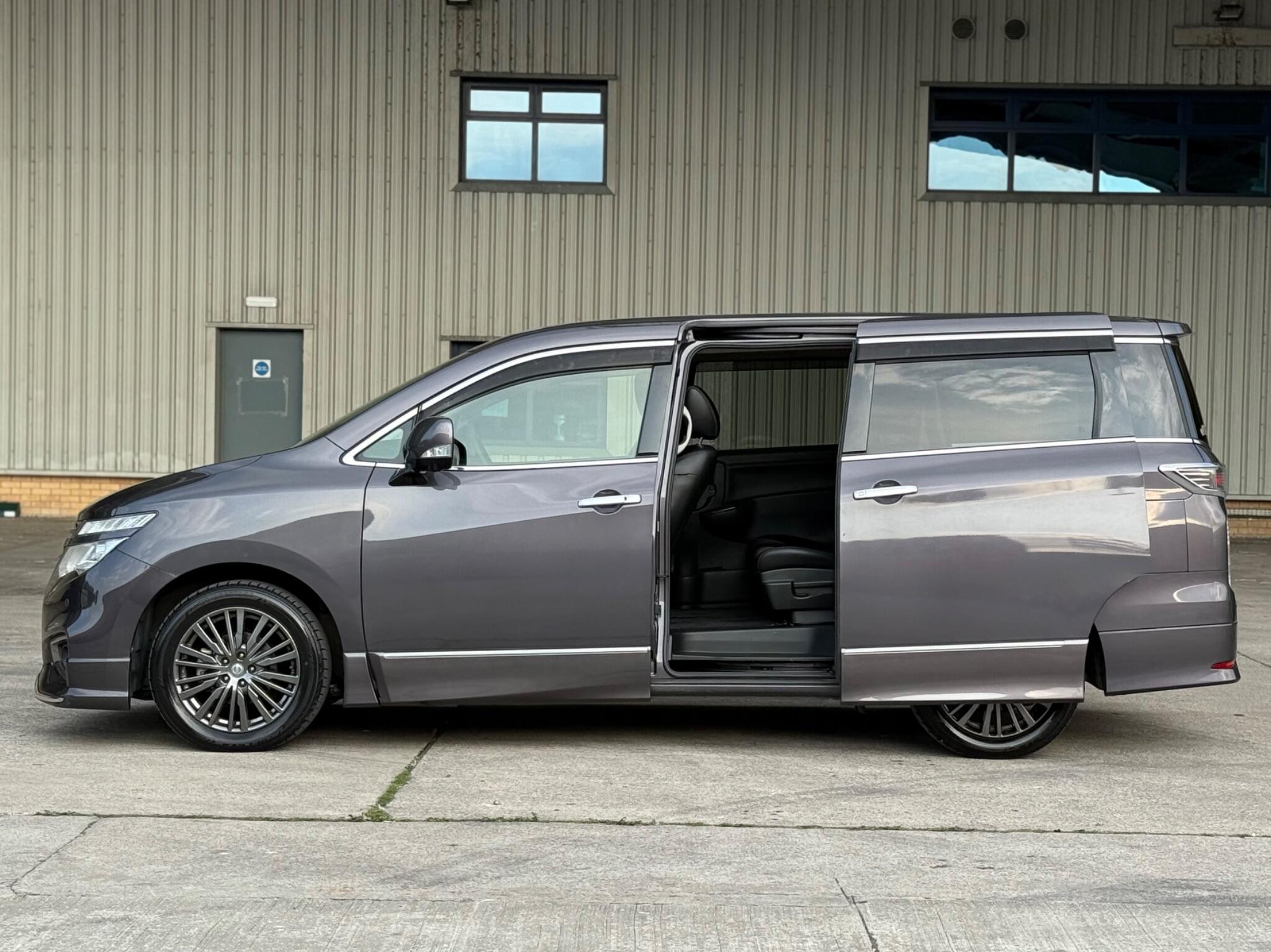 Nissan Elgrand - Image 15