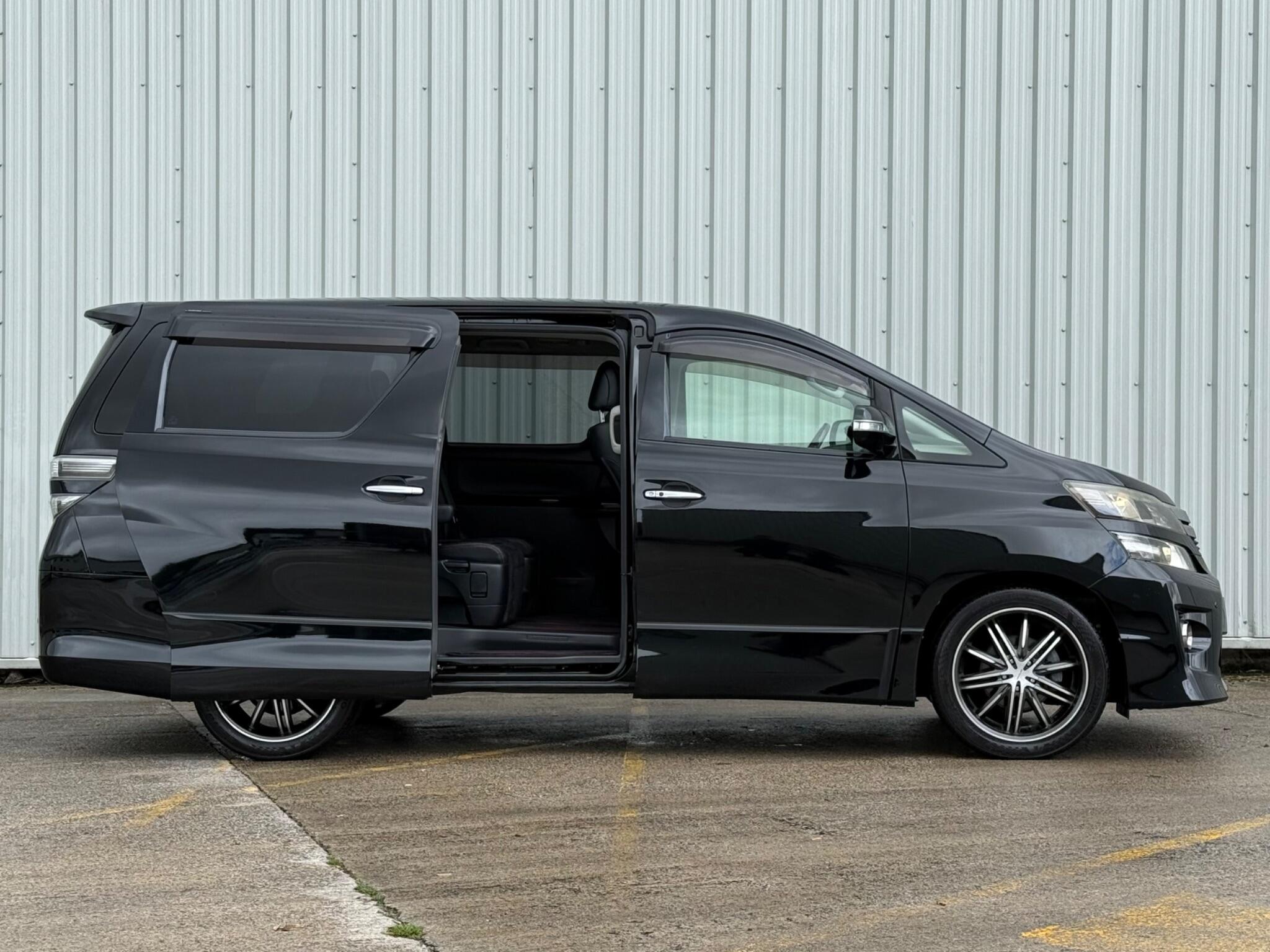 Toyota Vellfire - Image 10