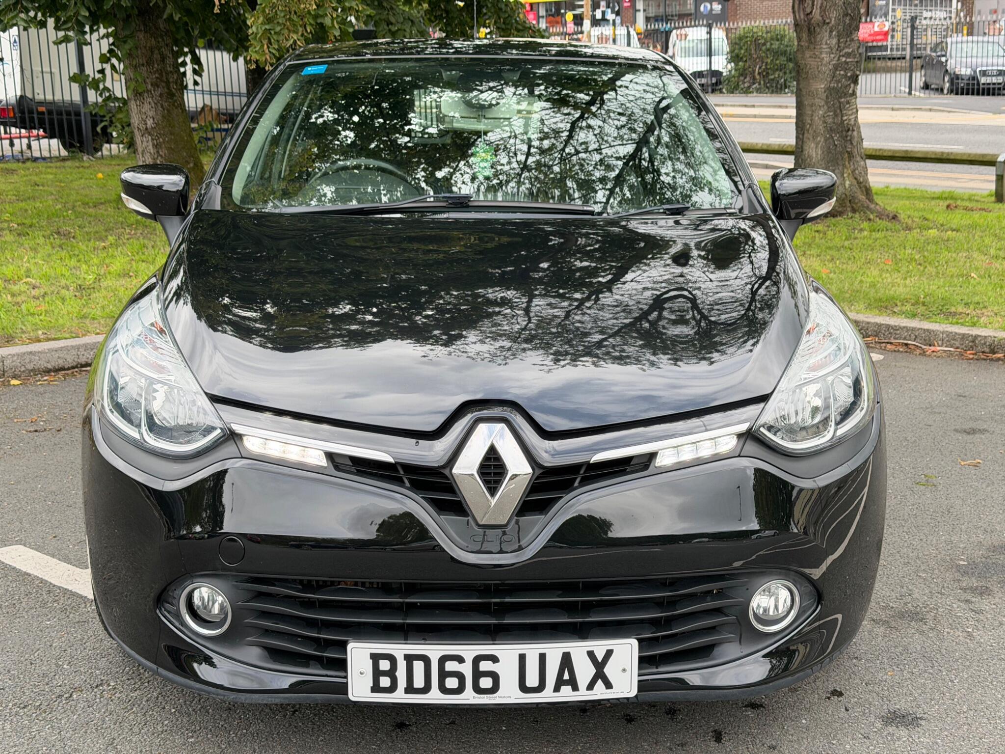 Renault Clio - Image 2
