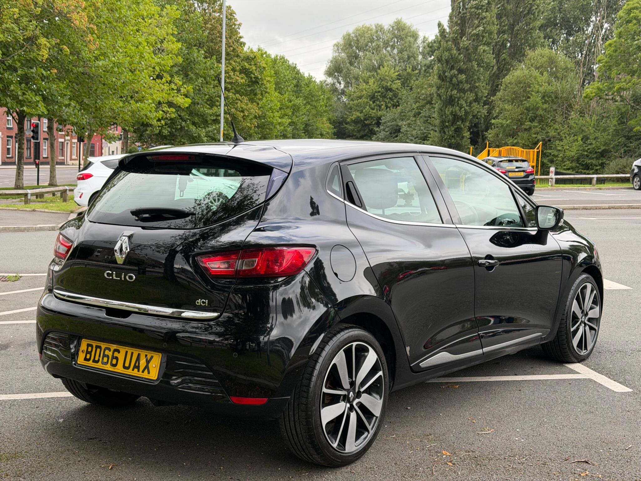 Renault Clio - Image 9