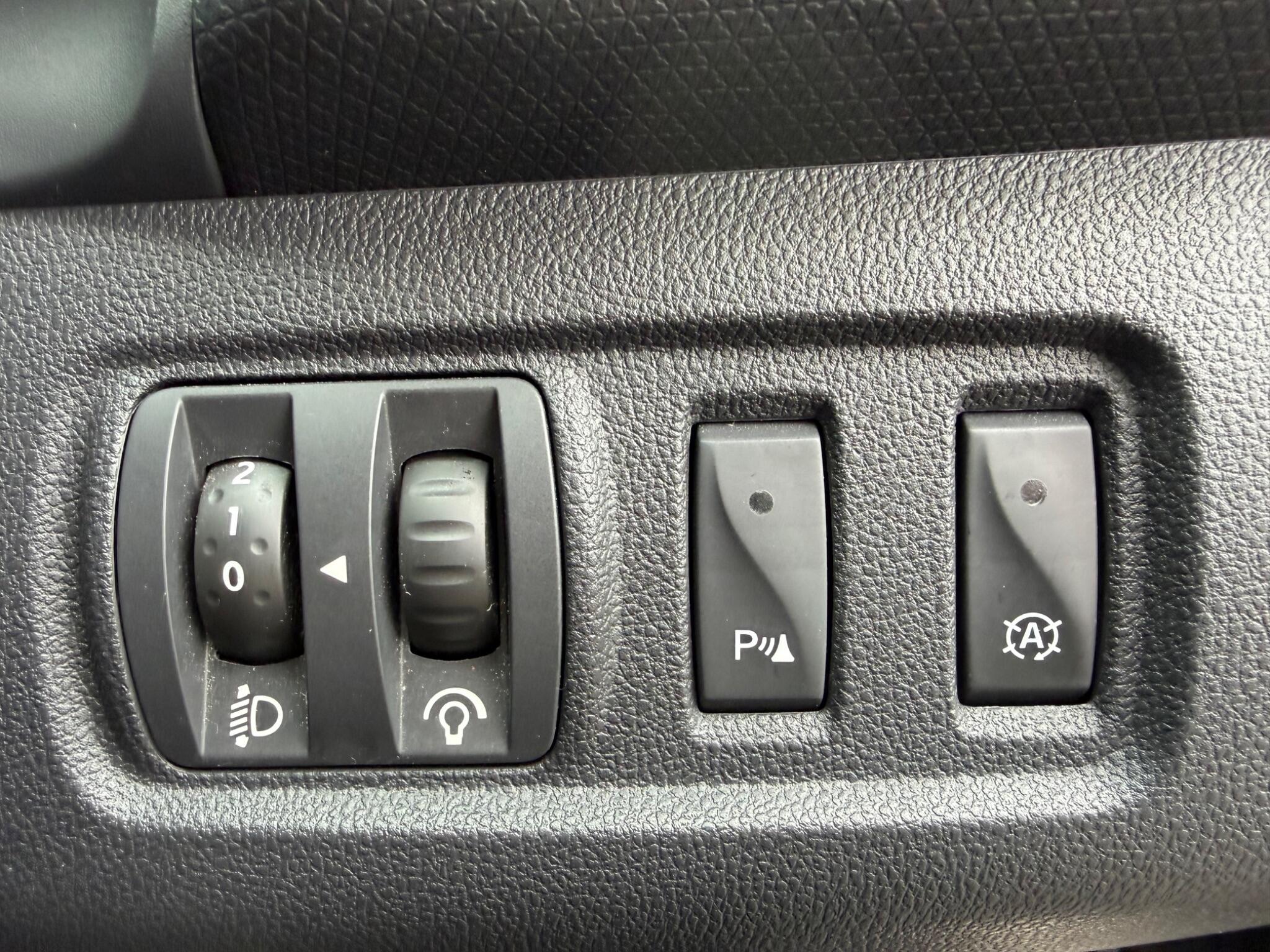 Renault Clio - Image 26