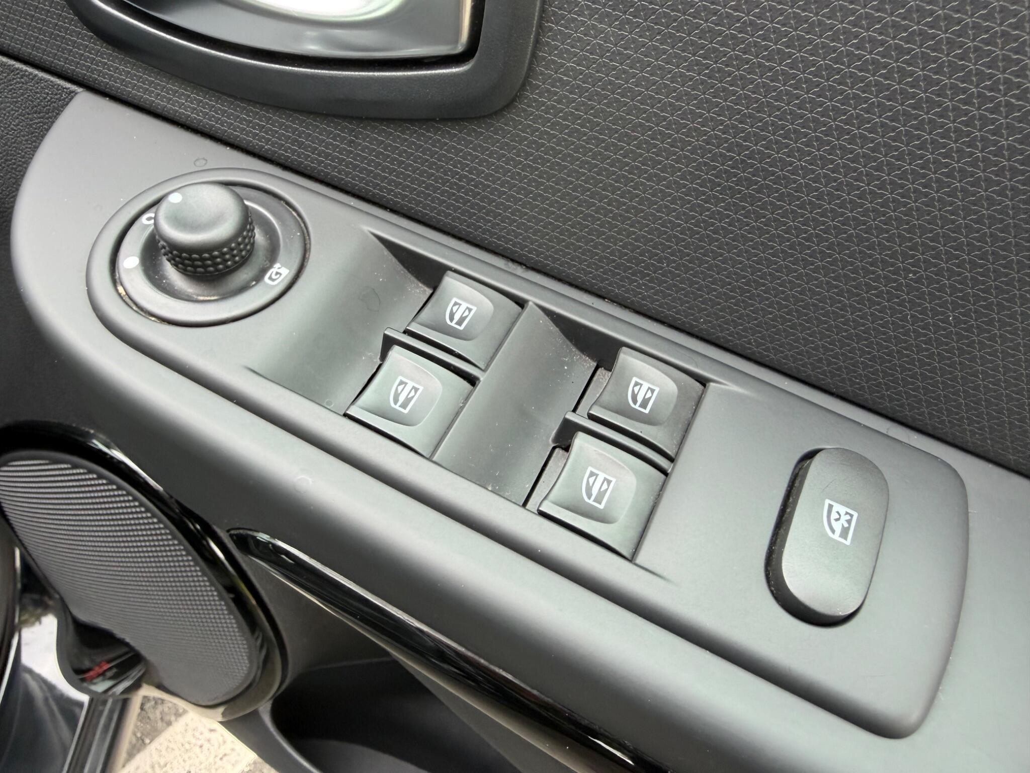 Renault Clio - Image 27