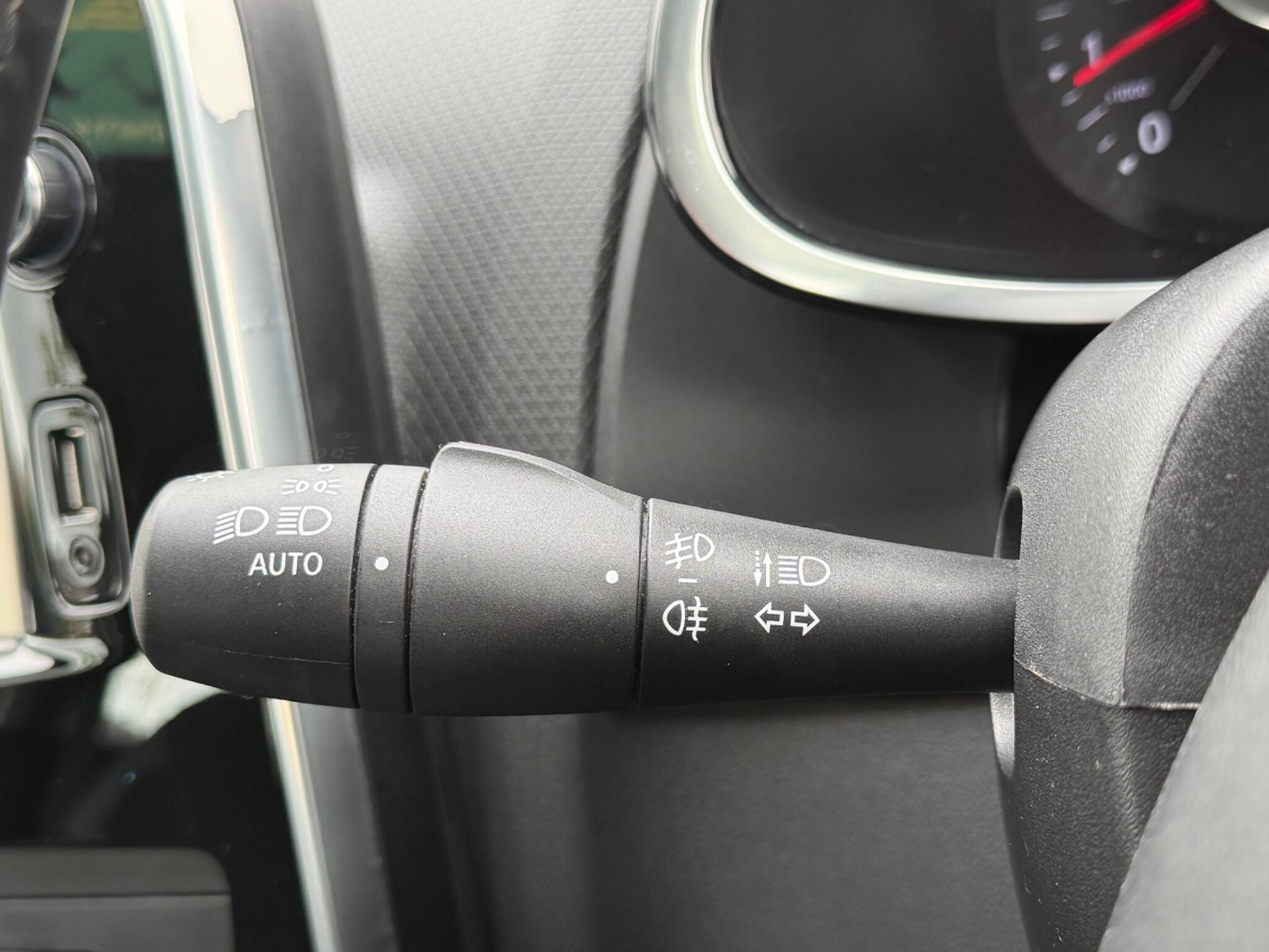 Renault Clio - Image 29