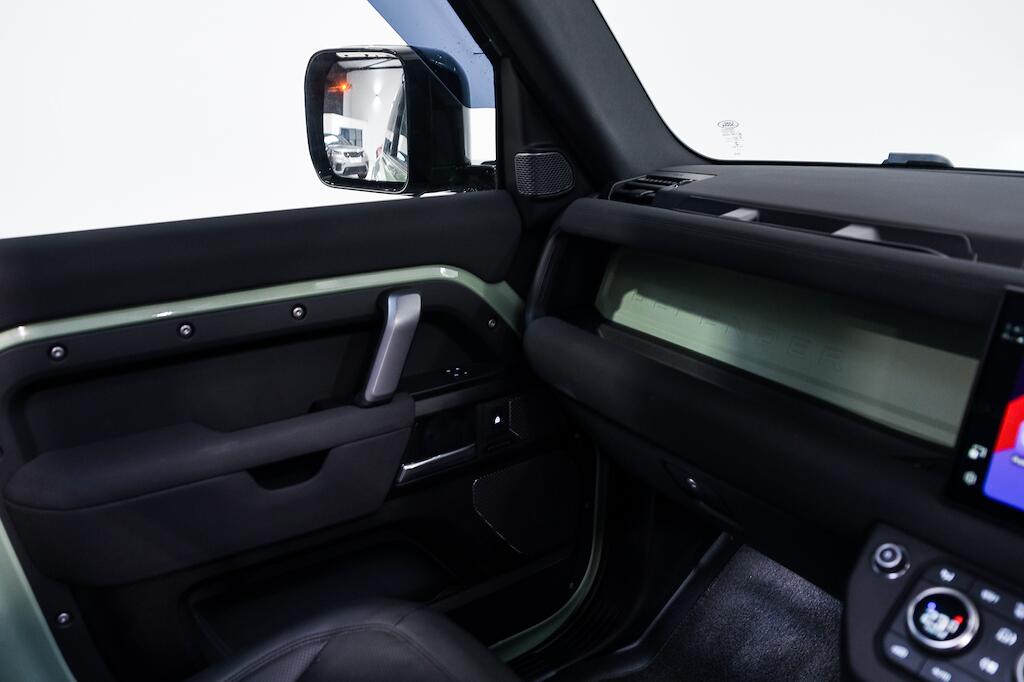 Land Rover Defender 90 - Image 18