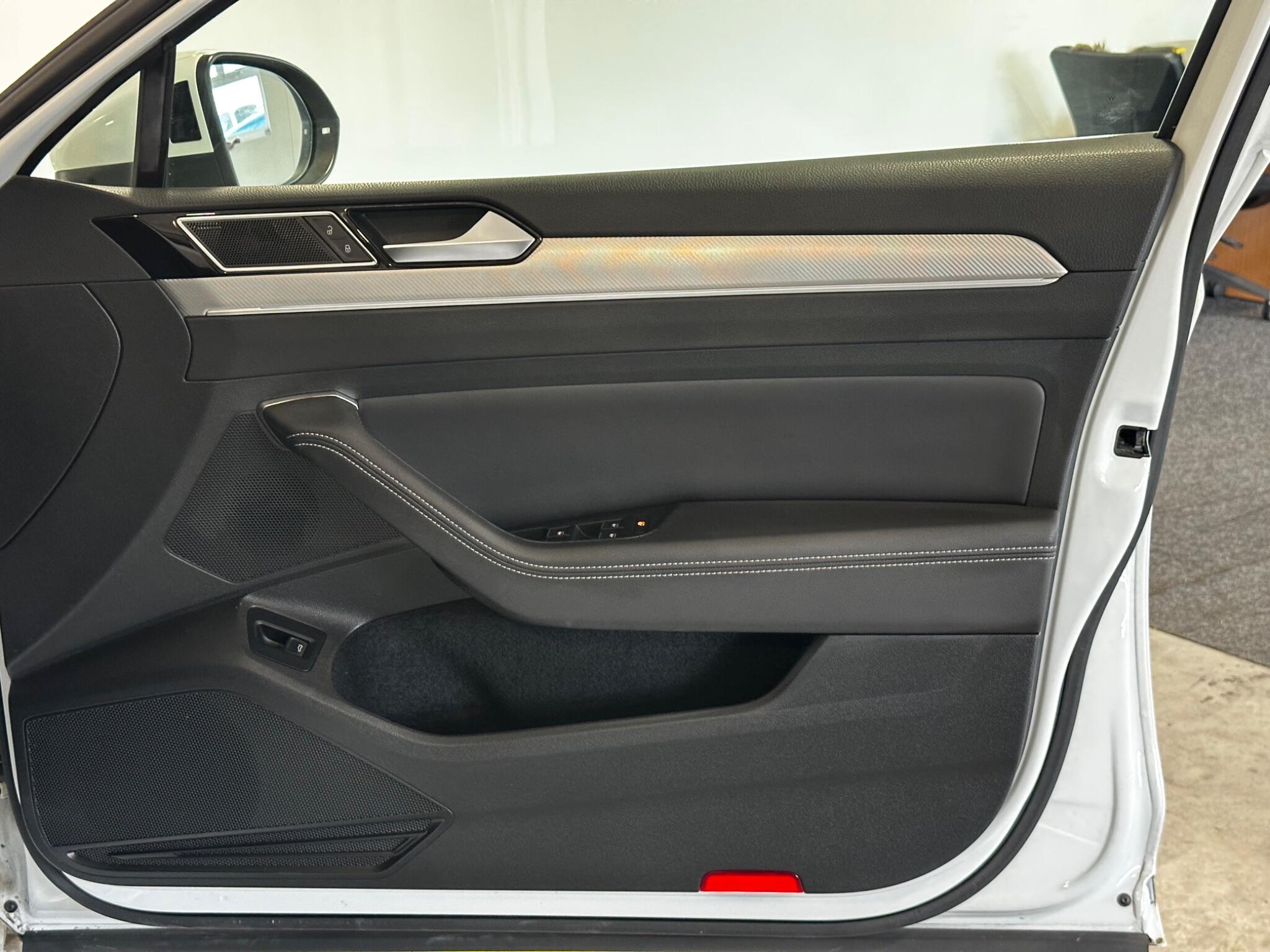 Volkswagen Passat - Image 11