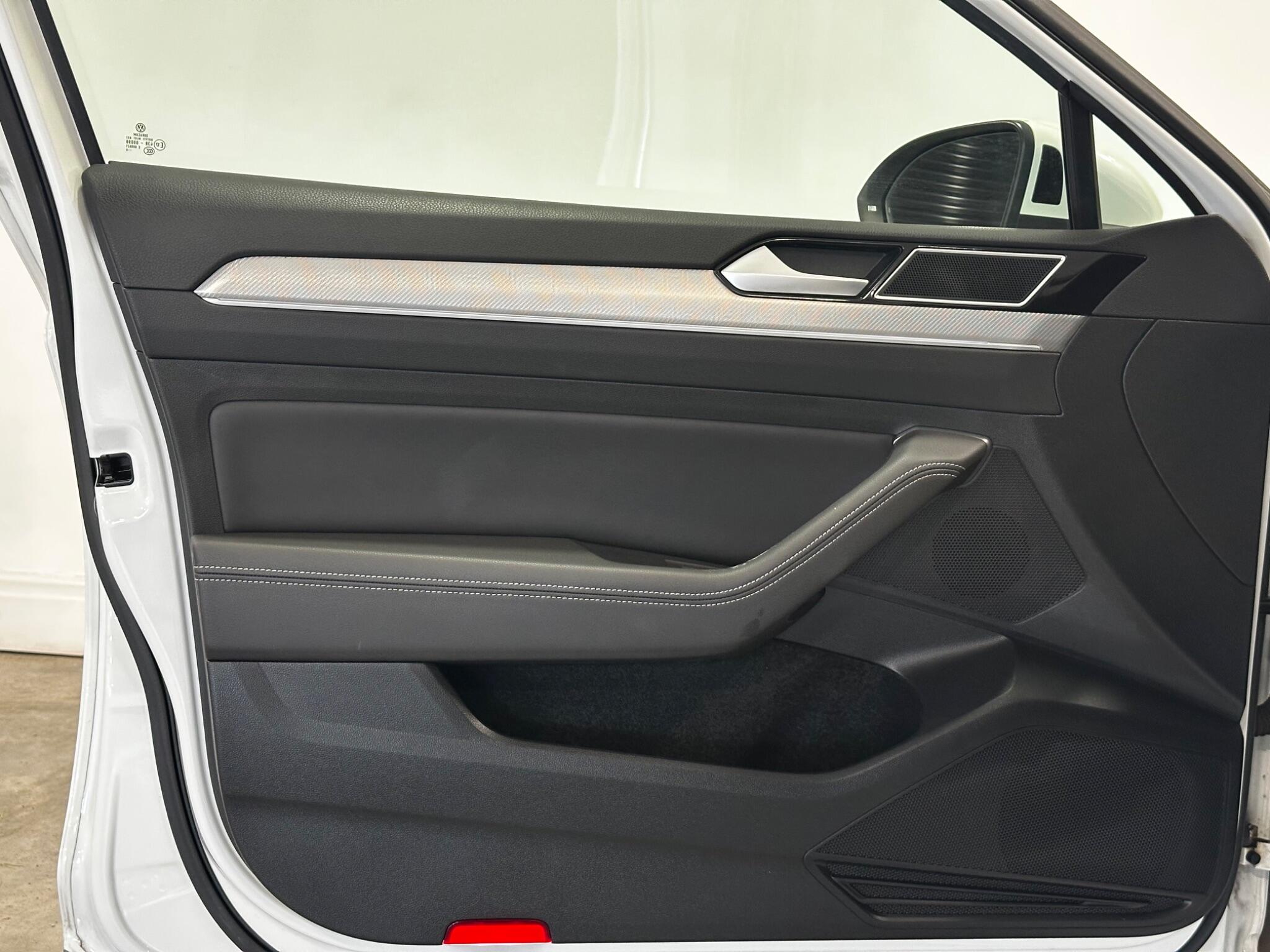 Volkswagen Passat - Image 16