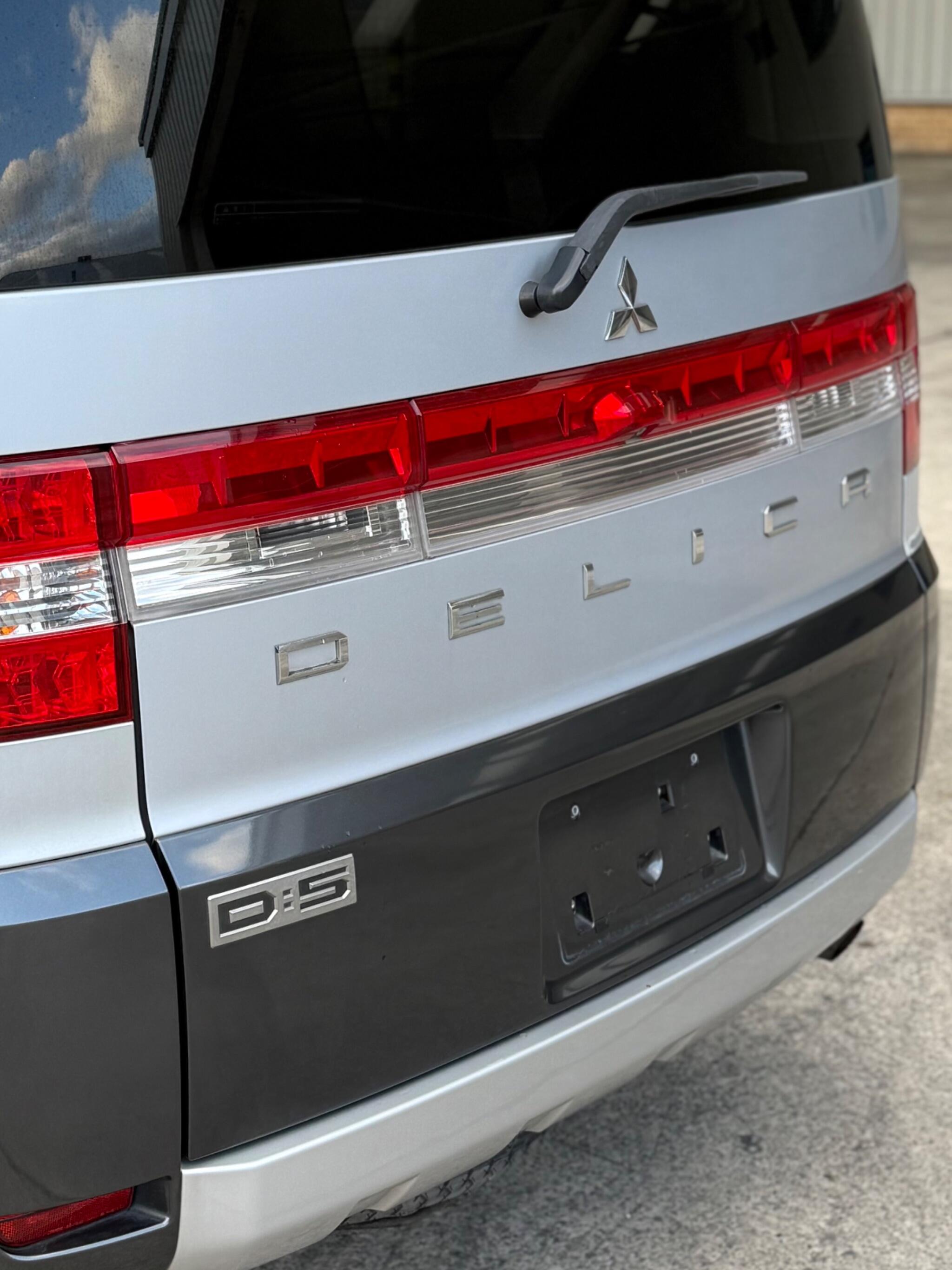 Mitsubishi Delica - Image 19