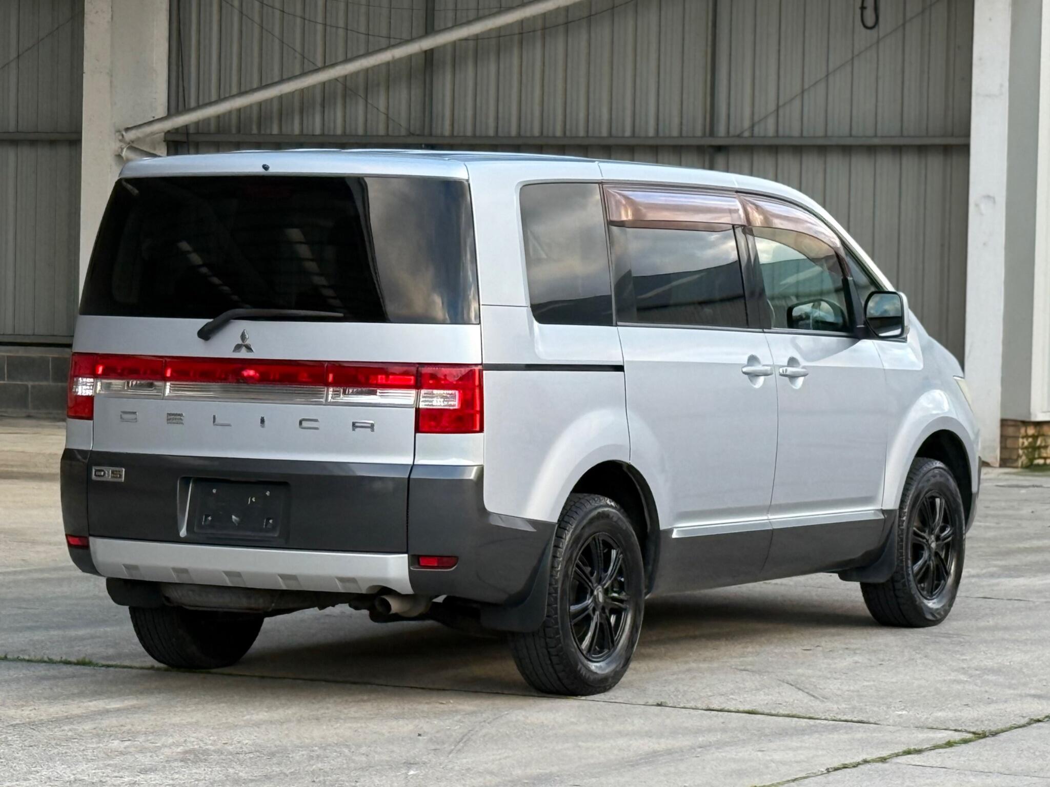 Mitsubishi Delica - Image 12