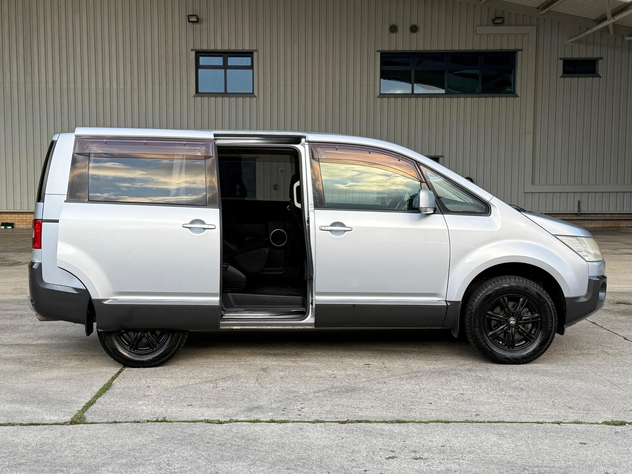 Mitsubishi Delica - Image 11