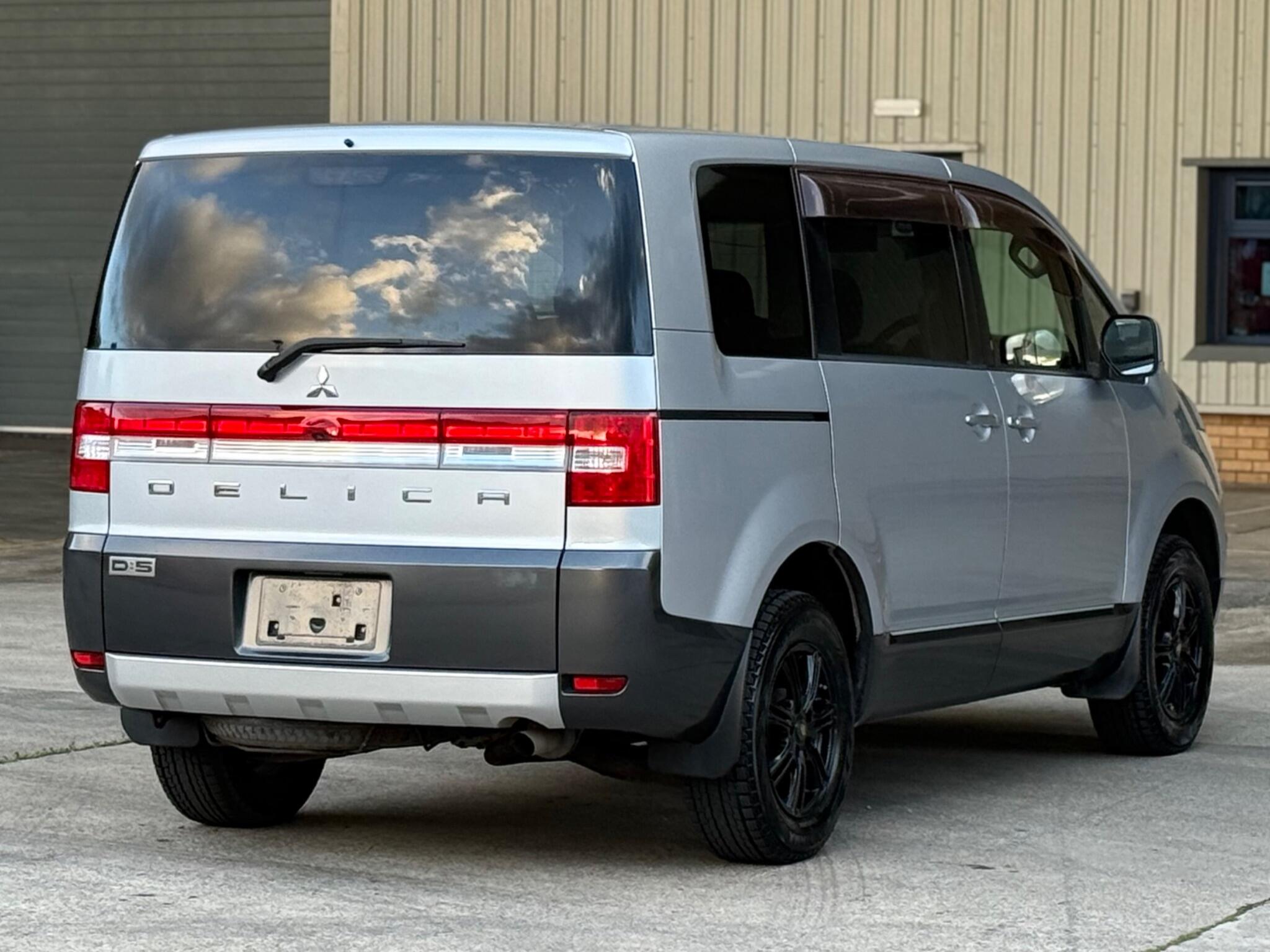 Mitsubishi Delica - Image 20