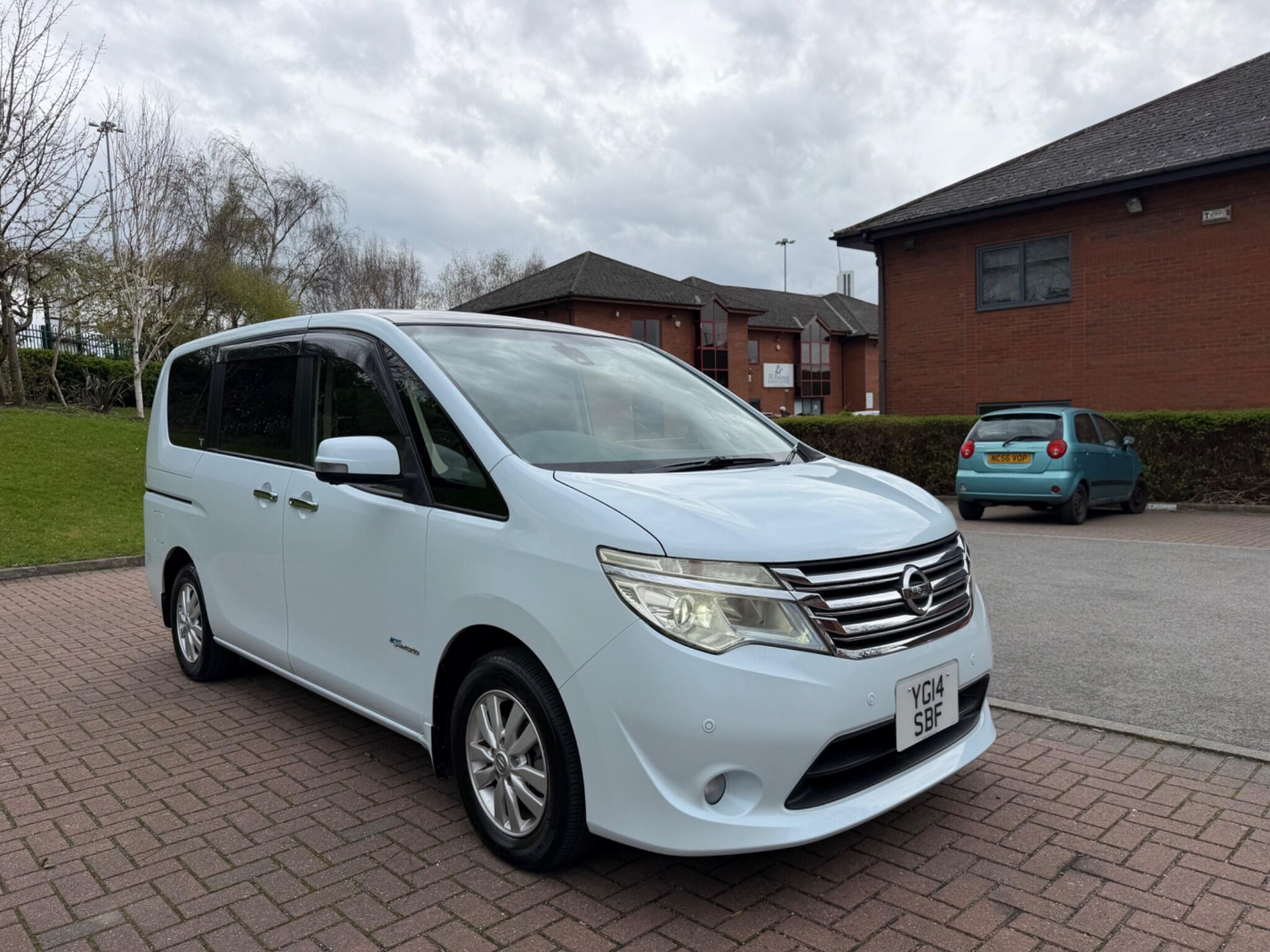 Nissan Serena - Image 8