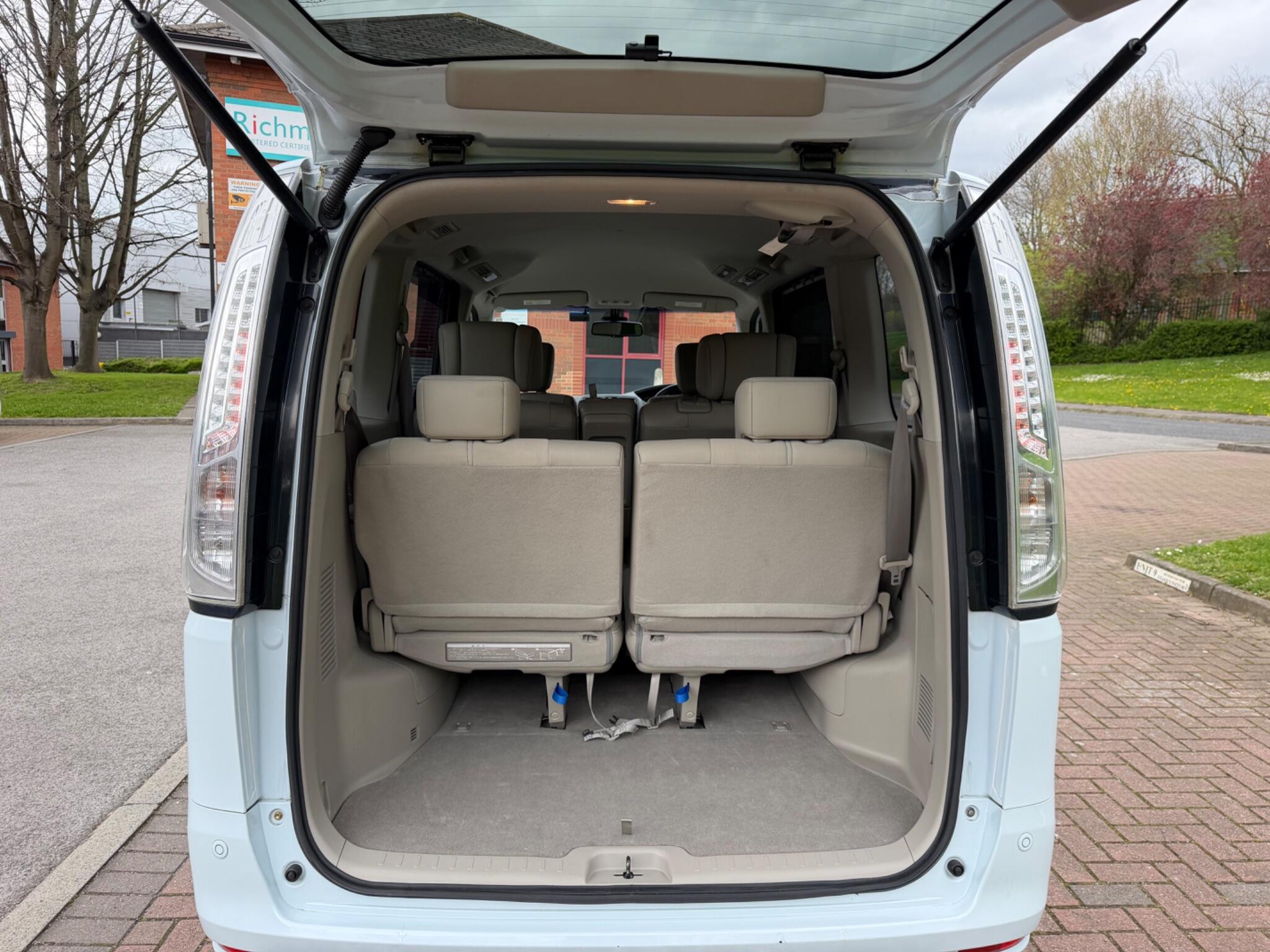 Nissan Serena - Image 16