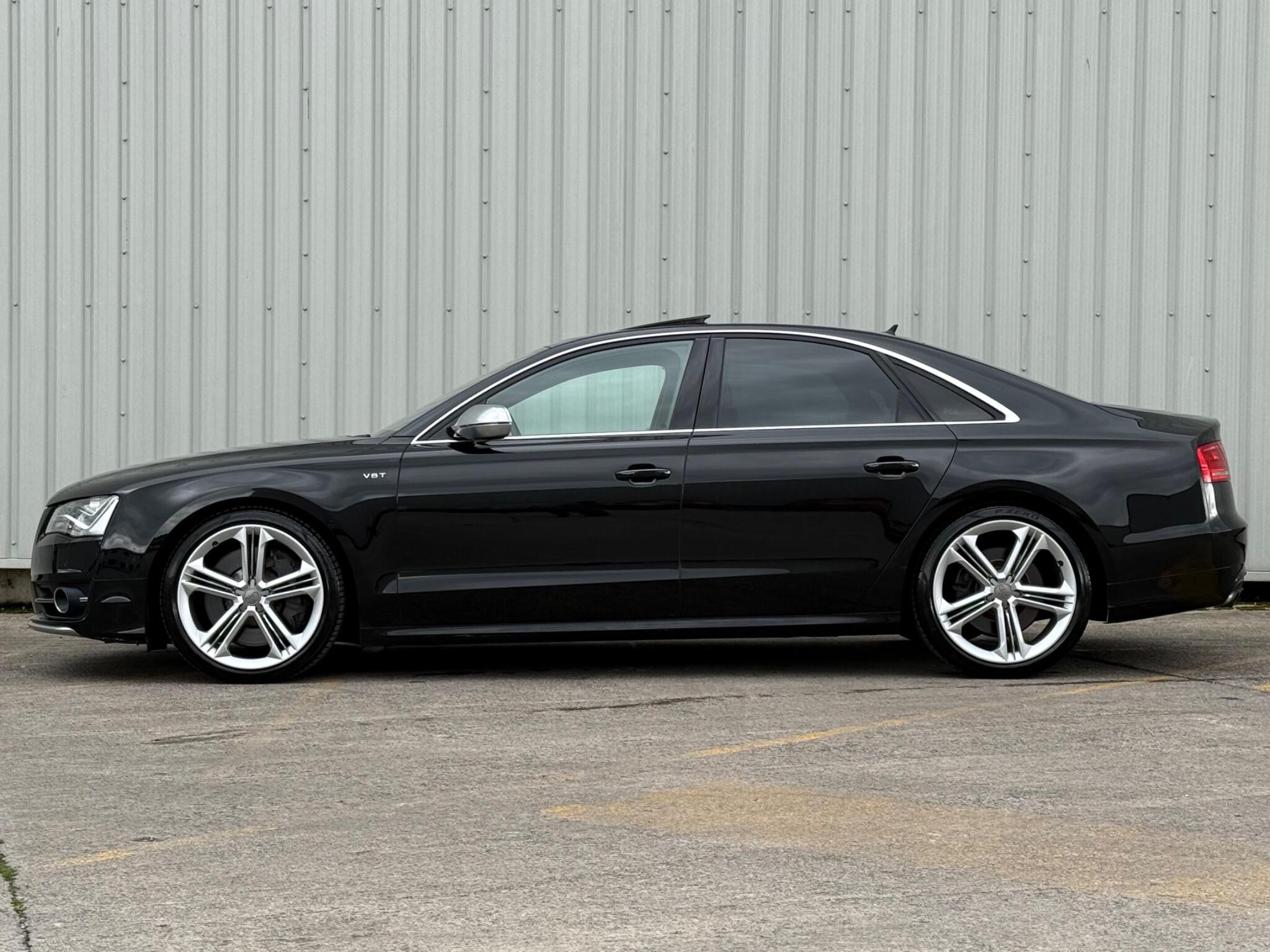 Audi S8 - Image 13