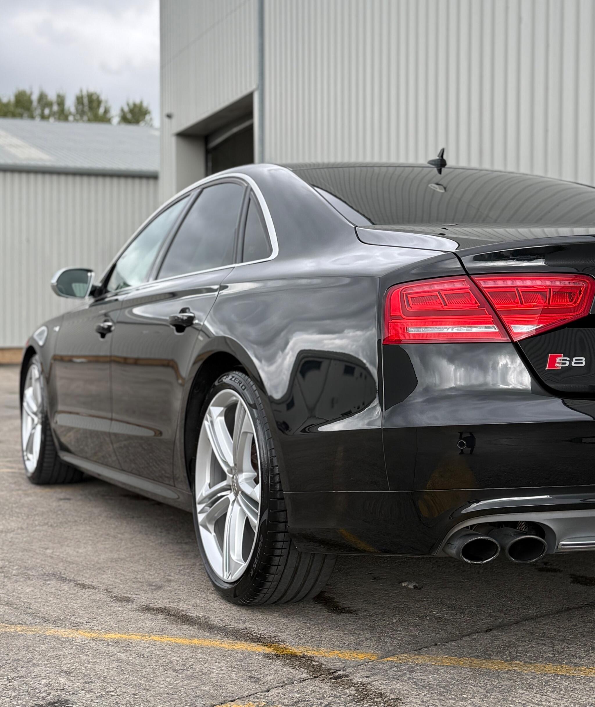 Audi S8 - Image 18