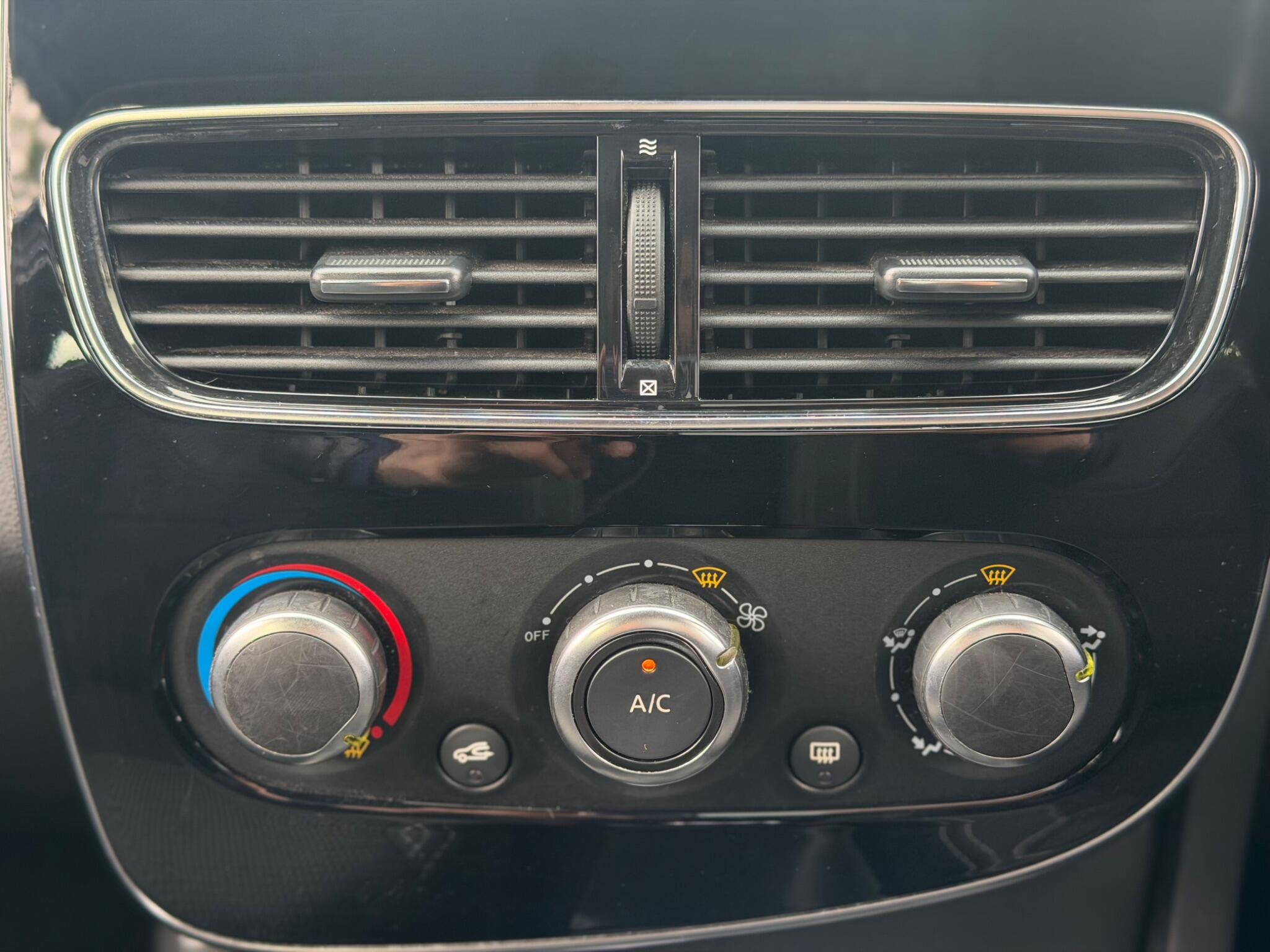 Renault Clio - Image 21