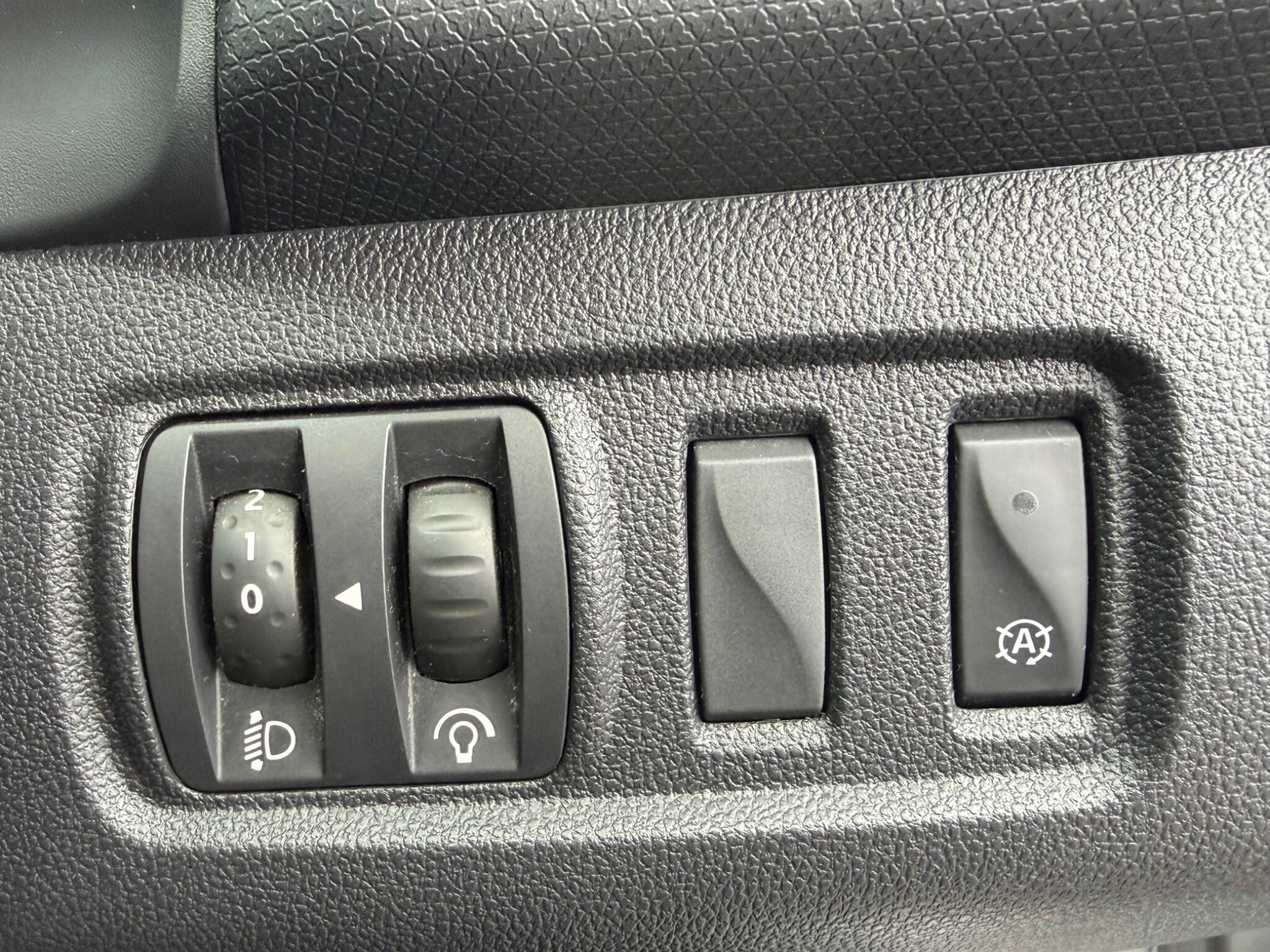 Renault Clio - Image 28