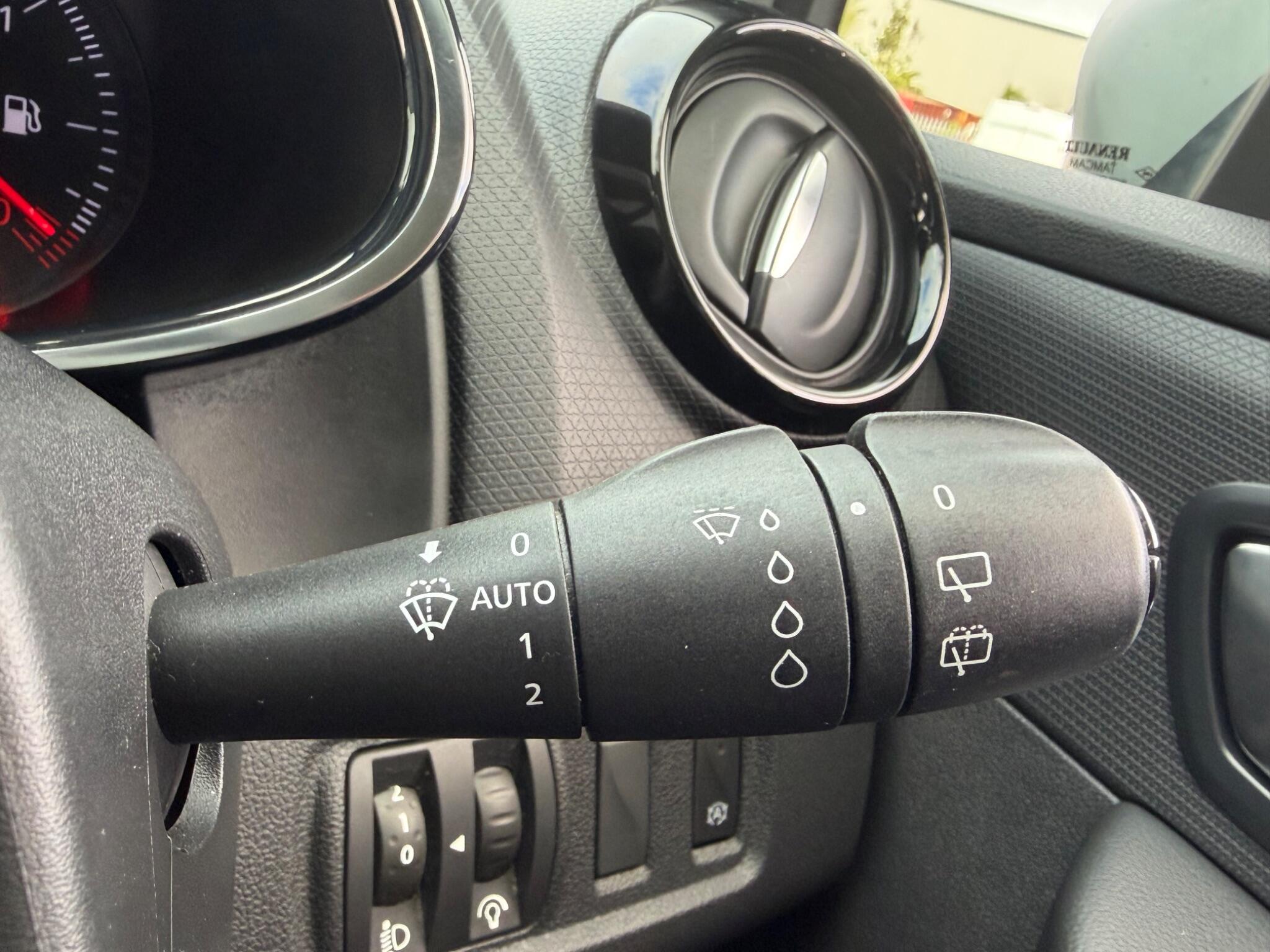 Renault Clio - Image 32