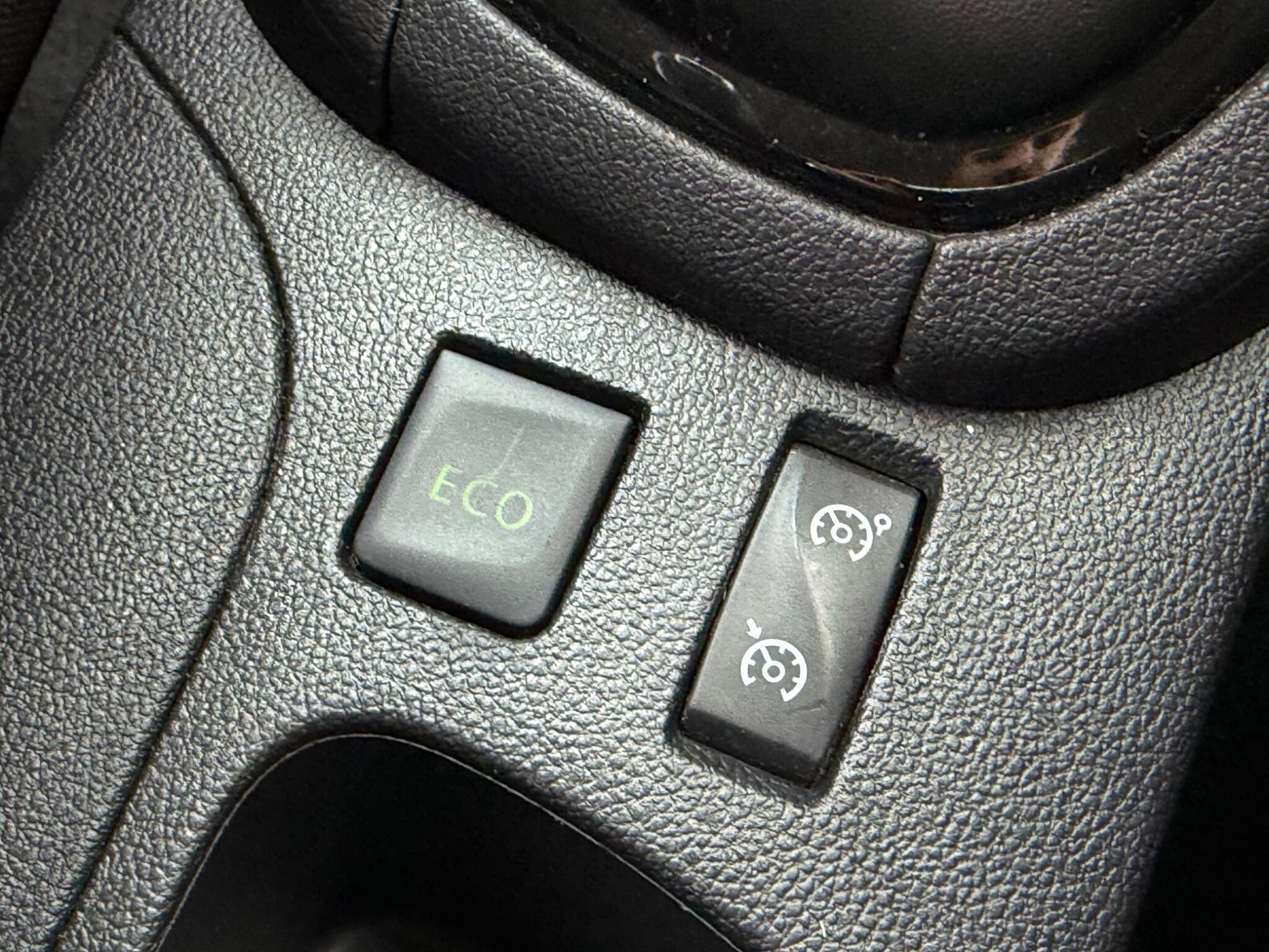 Renault Clio - Image 33