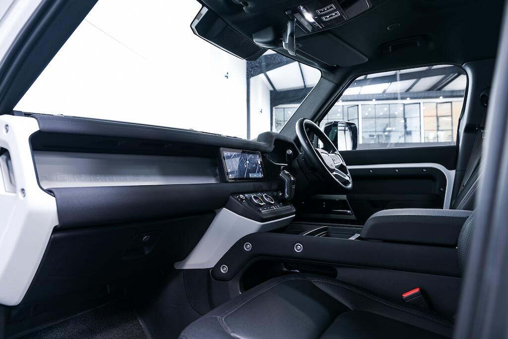 Land Rover Defender 110 - Image 15