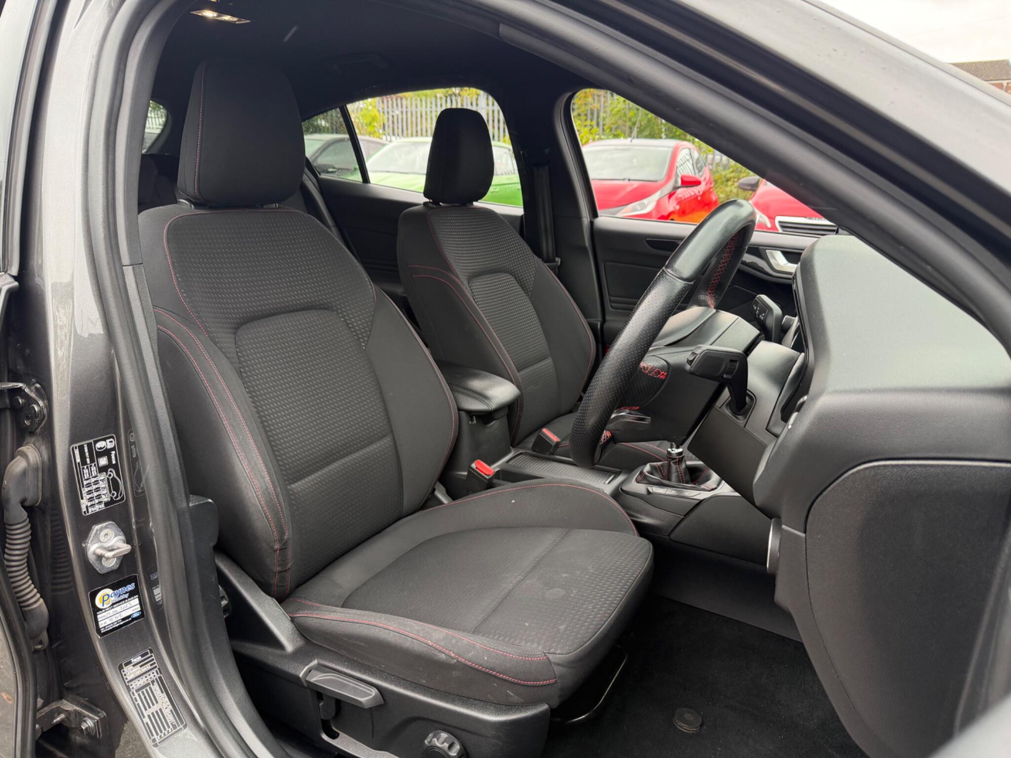 Ford Focus - Image 16
