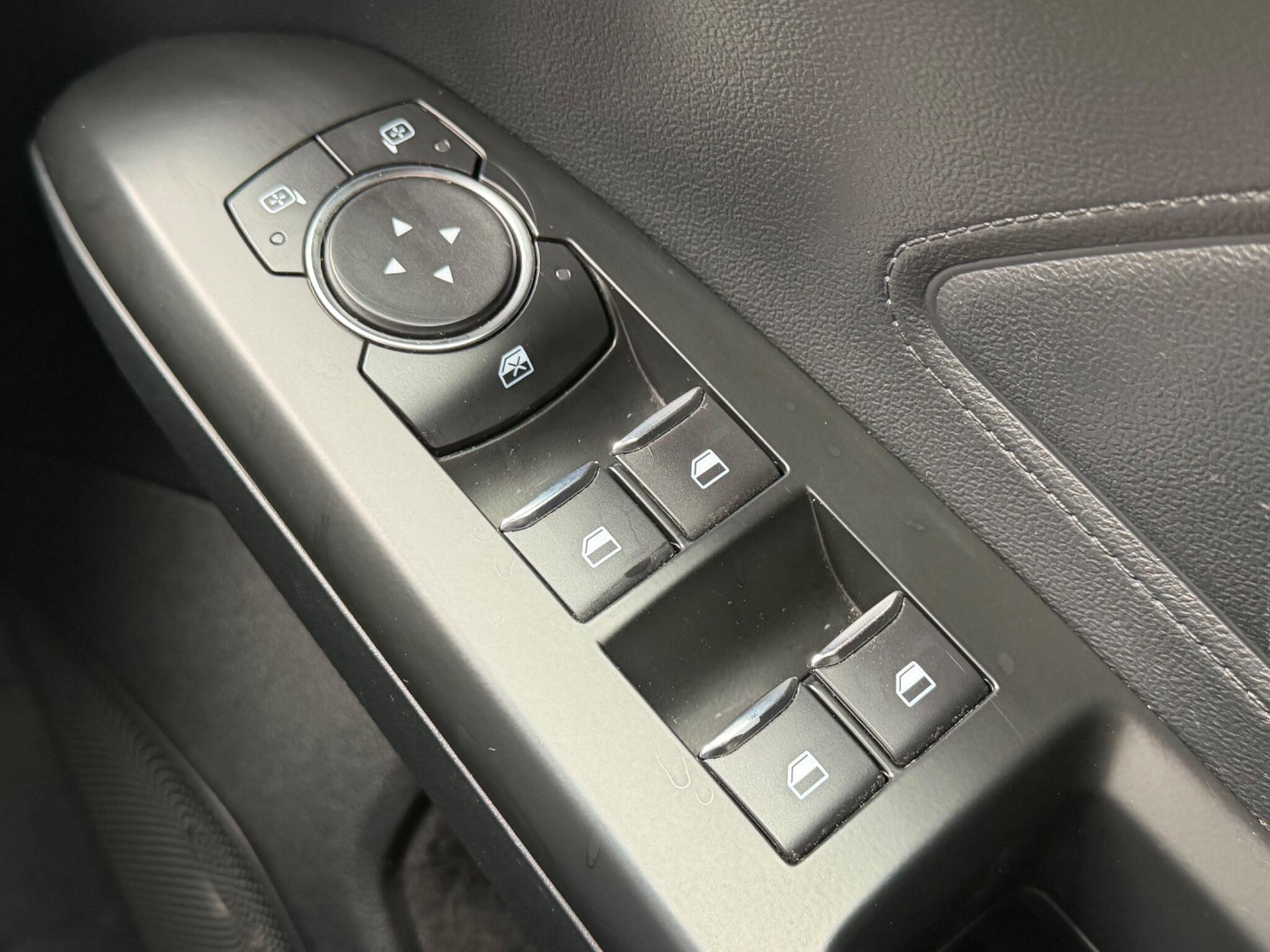 Ford Focus - Image 25