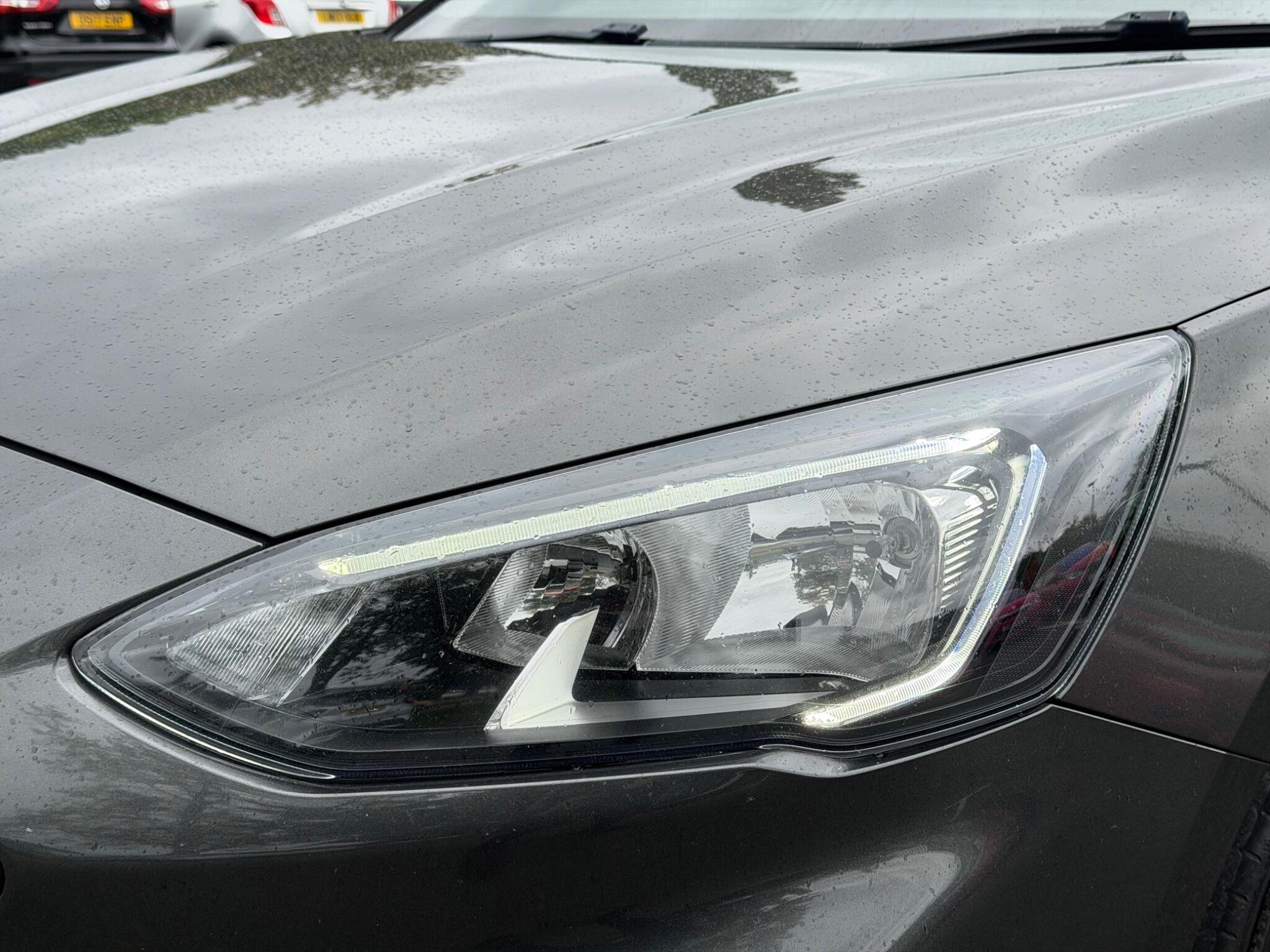 Ford Focus - Image 12
