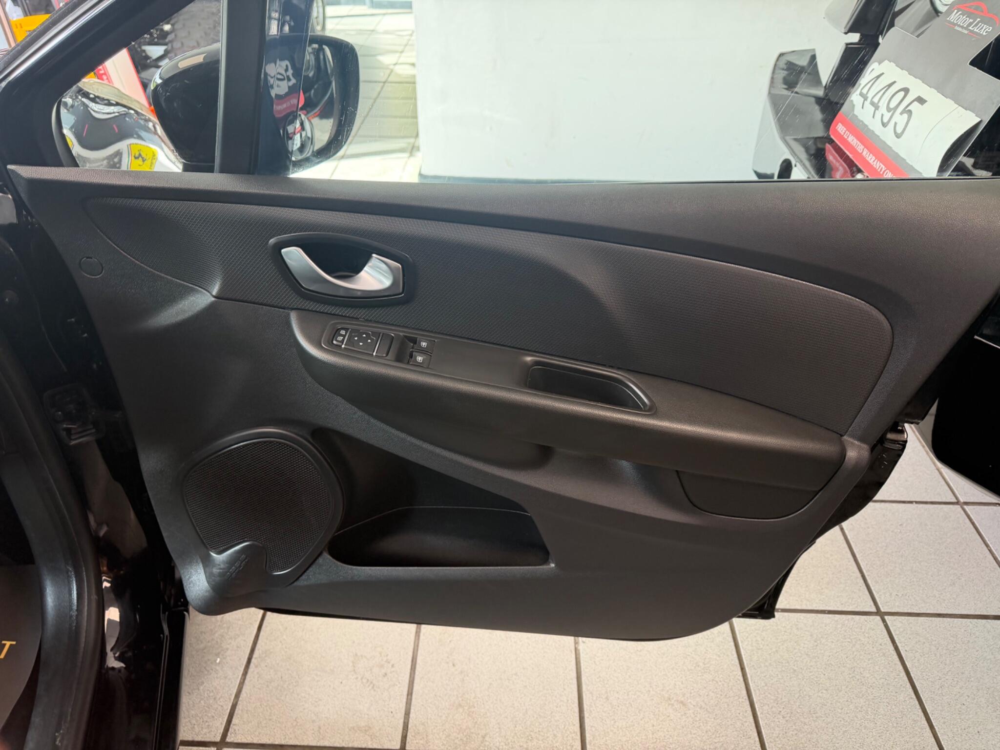Renault Clio - Image 15