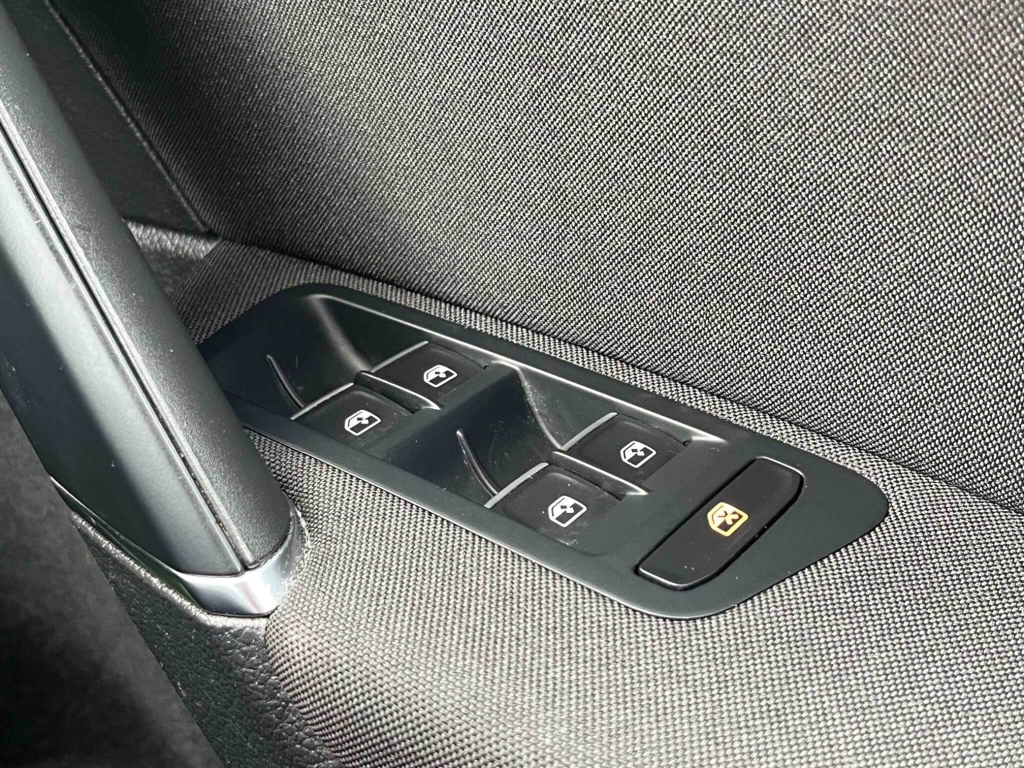 Volkswagen Golf - Image 32