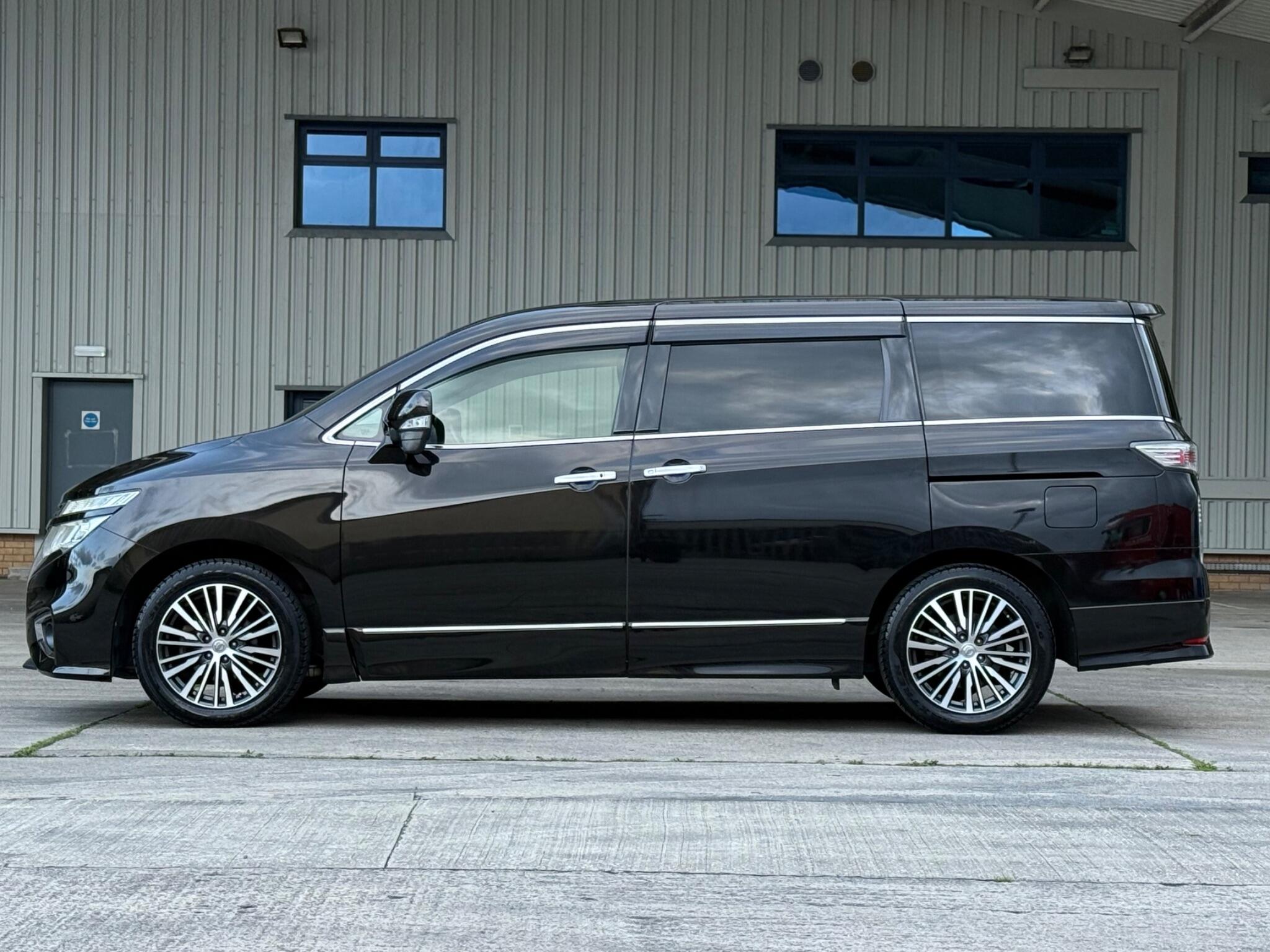 Nissan Elgrand - Image 17