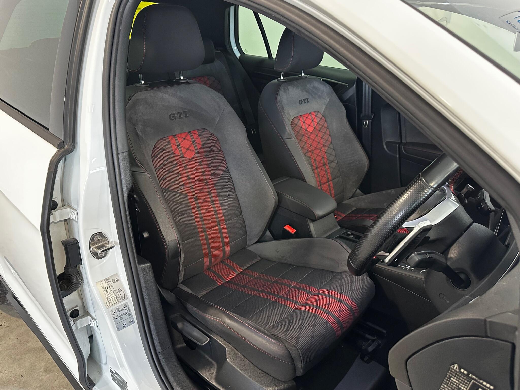 Volkswagen Golf - Image 18