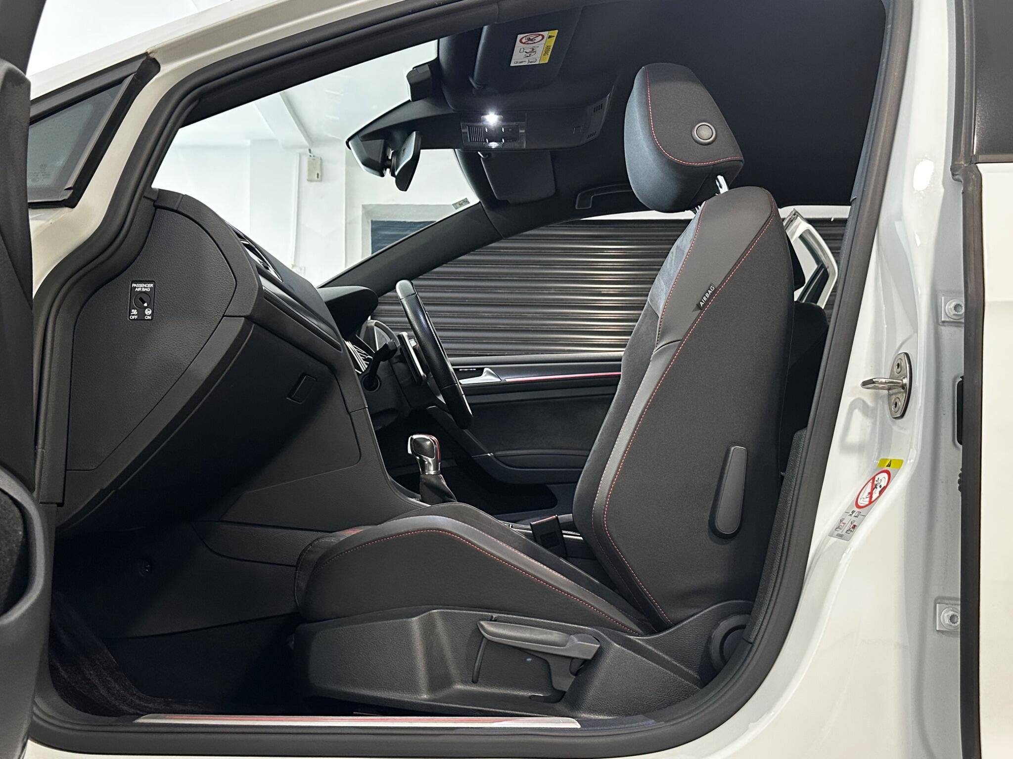 Volkswagen Golf - Image 19