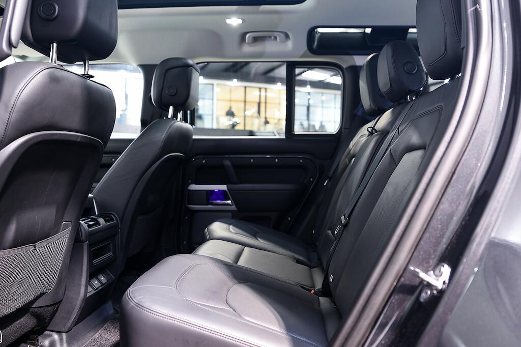 Land Rover Defender 110 - Image 17