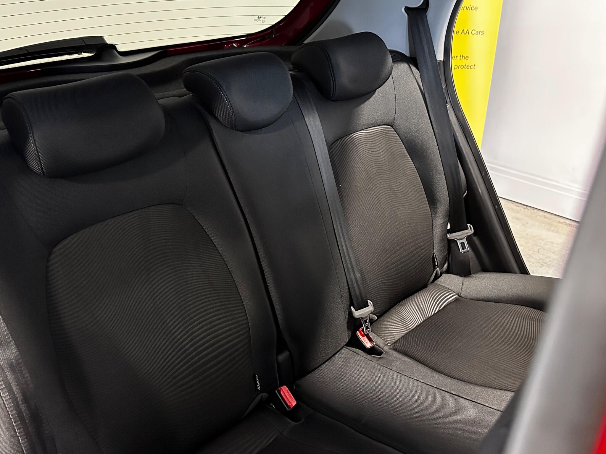 Hyundai i10 - Image 17